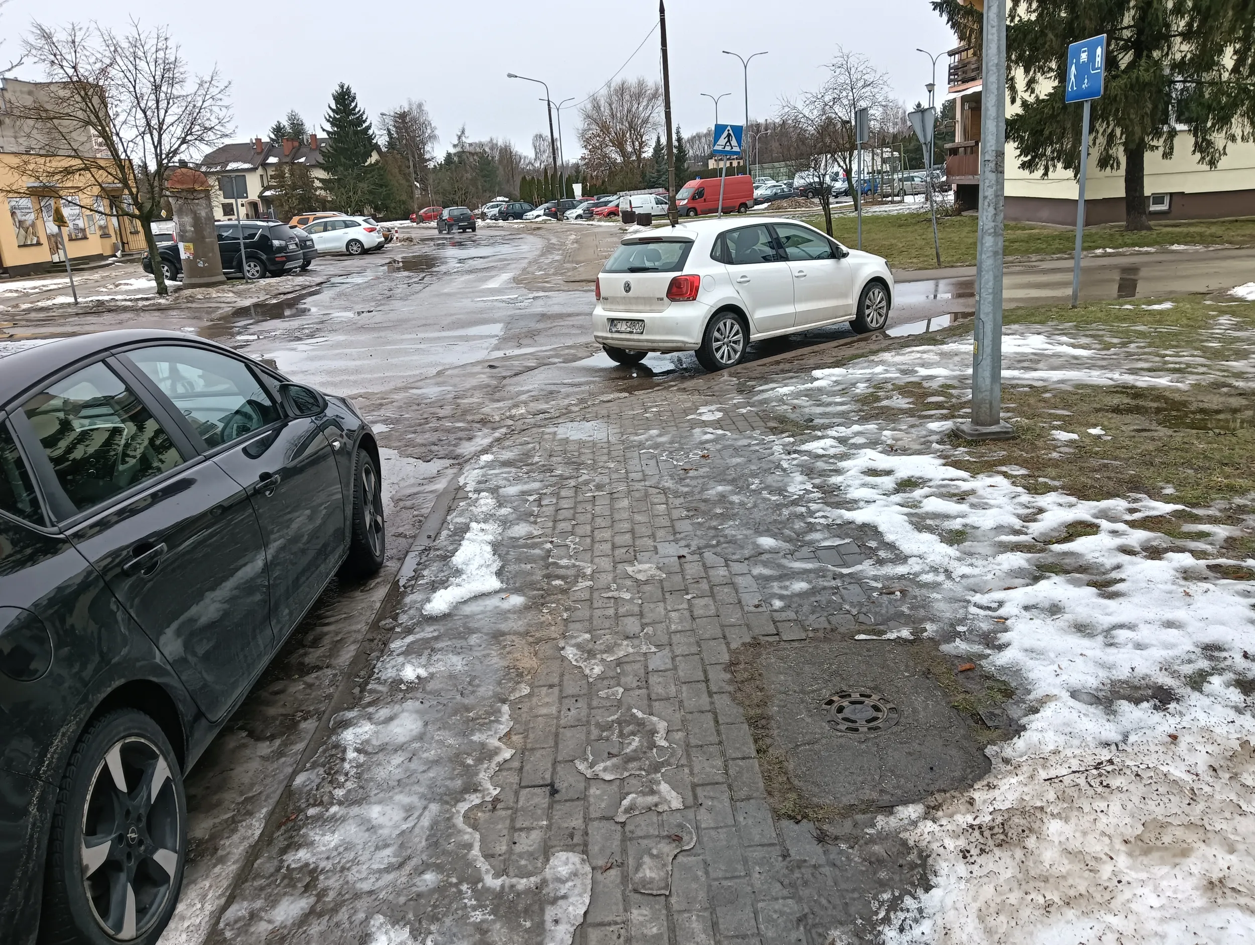 Ogarnij się kierowco. Zasłaniasz chodnik i widok innym kierującym. To jest 10 metrów od skrzyżowania? Jak wada wzroku lub umysłu taka duża, warto przenieść się na ZKM. Jako pasażer oczywiście.