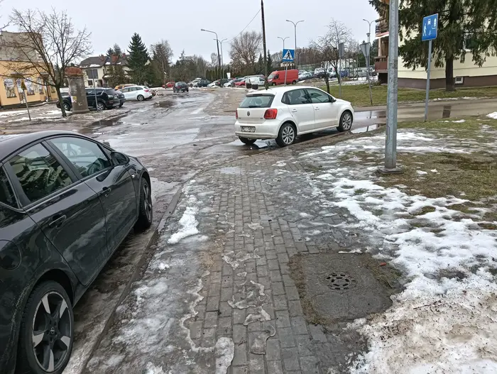 Ogarnij się kierowco. Zasłaniasz chodnik i widok innym kierującym. To jest 10 metrów od skrzyżowania? Jak wada wzroku lub umysłu taka duża, warto przenieść się na ZKM. Jako pasażer oczywiście.