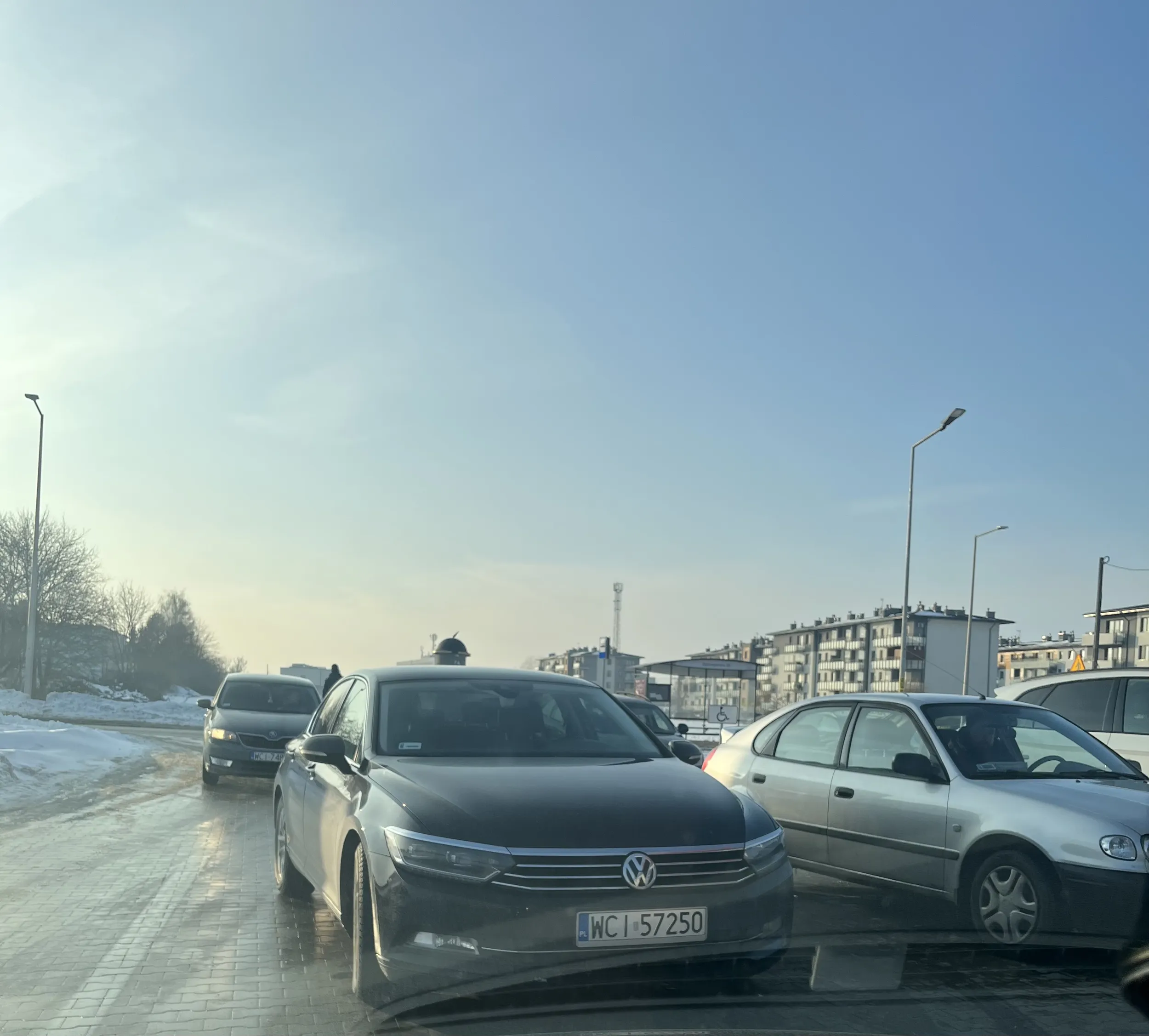 „Parkuje” na środku drogi wewnętrznej na parkingu przy sklepie Dino uniemożliwiającą swobodny przejazd w obu kierunkach