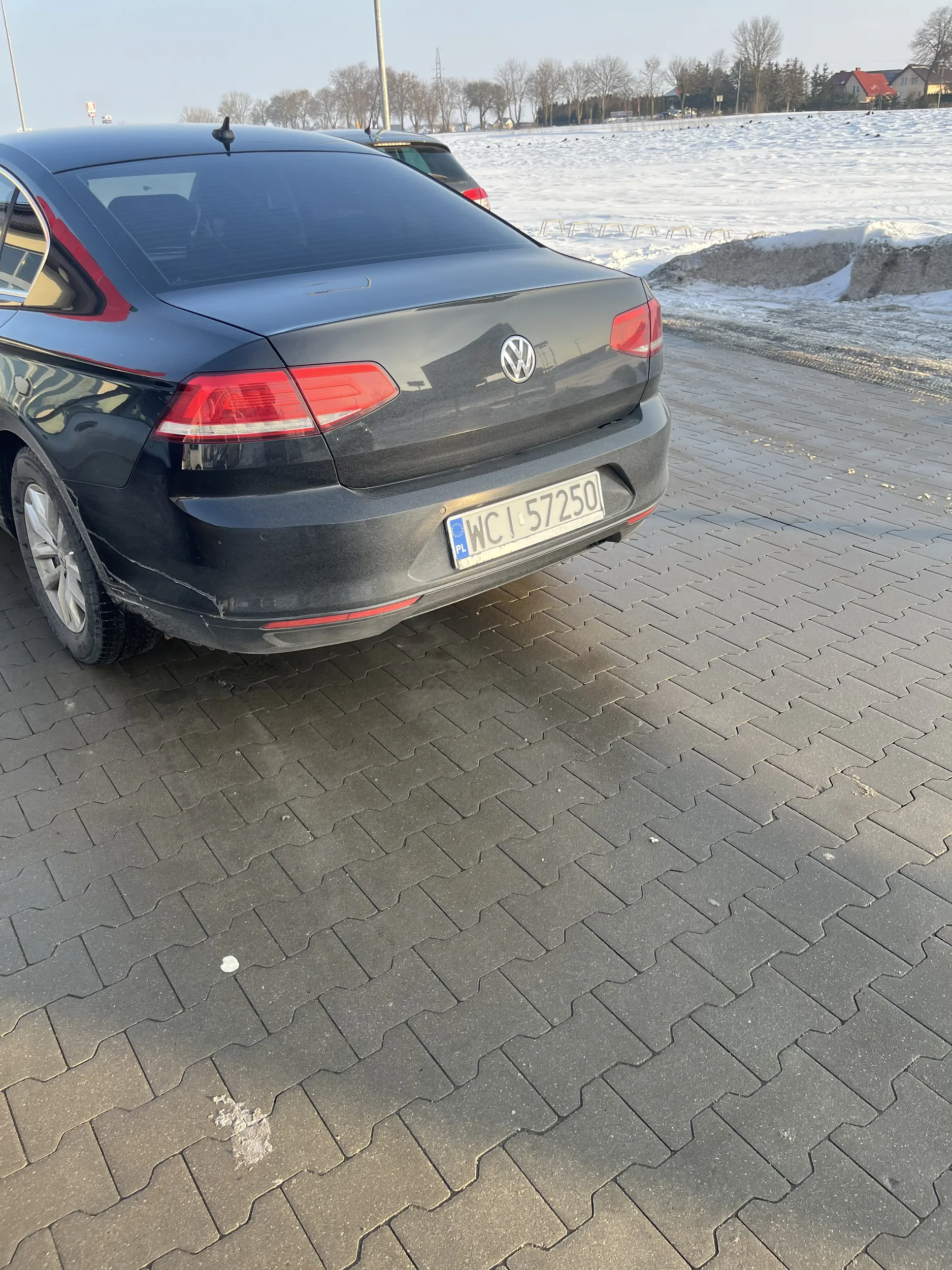 „Parkuje” na środku drogi wewnętrznej na parkingu przy sklepie Dino uniemożliwiającą swobodny przejazd w obu kierunkach