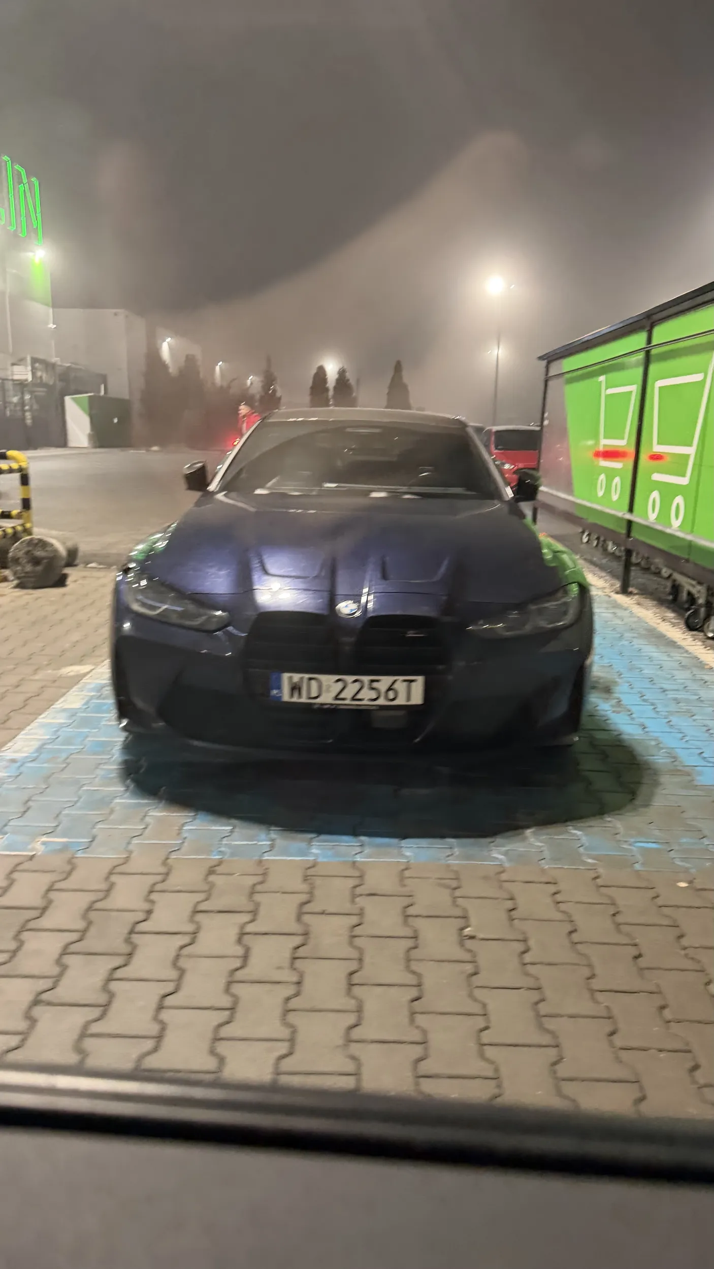 Pan i władca wielki inwalida, chyba umysłowy… znaczek zobowiązuje. Nie staje się na miejscach dla osób niepełnosprawnych nie posiadając uprawnień, niektórzy naprawdę potrzebują tego miejsca…