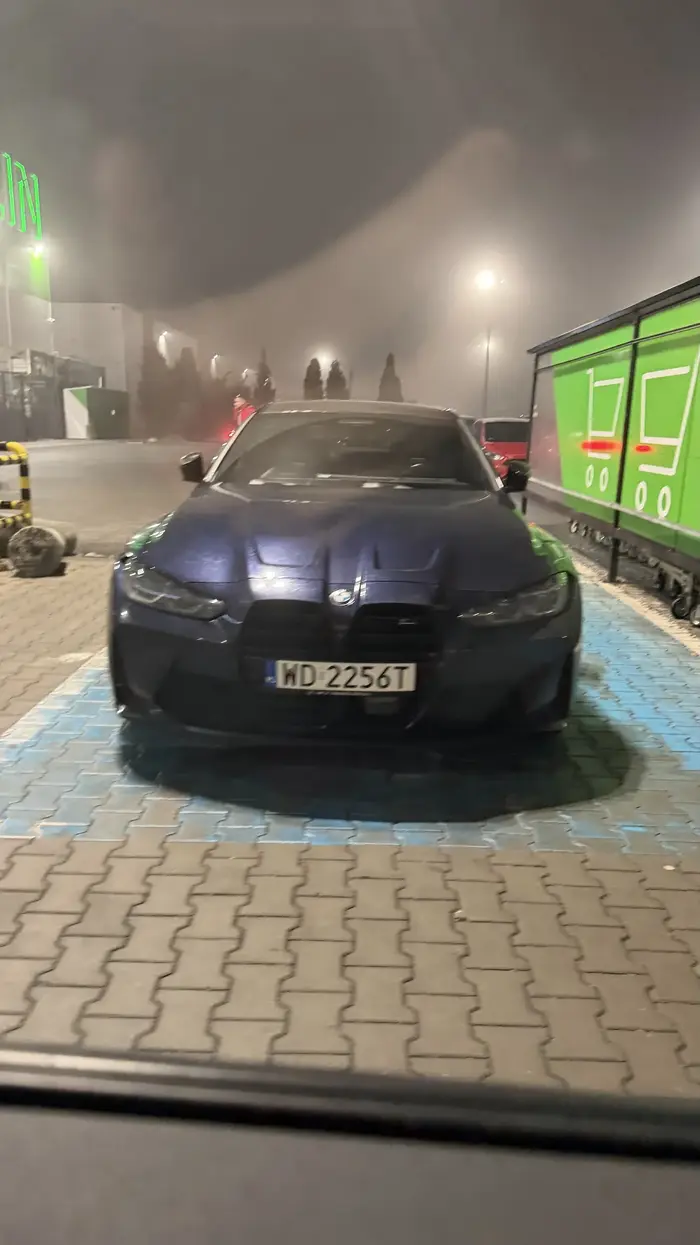 Pan i władca wielki inwalida, chyba umysłowy… znaczek zobowiązuje. Nie staje się na miejscach dla osób niepełnosprawnych nie posiadając uprawnień, niektórzy naprawdę potrzebują tego miejsca…