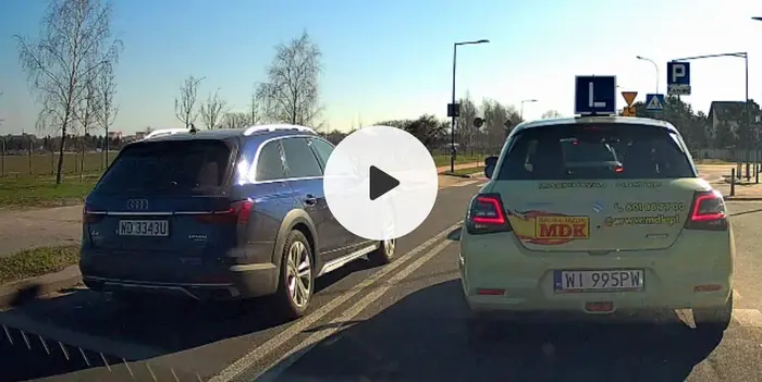 Mam nagranie jak kierowca tego auta wyprzedza 4-5 pojazdów na skrzyżowaniu oraz na przejściu. Zastanawiam się nad przesłaniem tego na policję. Rada dla kierowcy, przemysl czasami co robisz...
