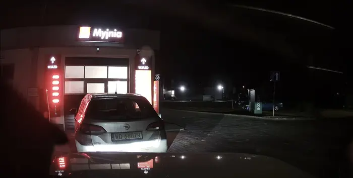 Zastawił wjazd na myjnie na orlenie i nie było go 10 minut bo musiał sobie przy okazji kupić hot doga