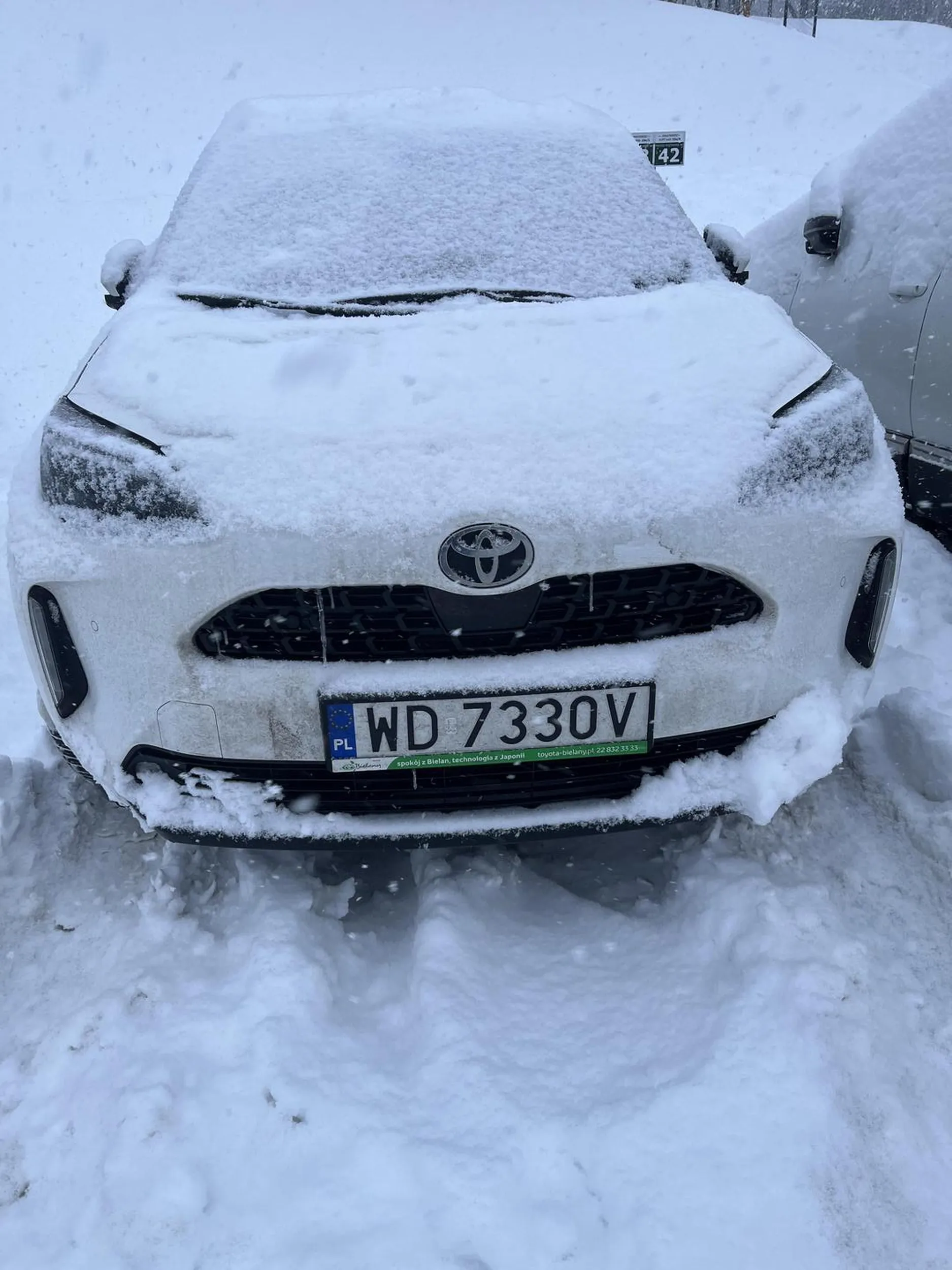 Baba wyrwała i zepsuła wycieraczki na parkingu z powodu zaparkowania na „jej” miejscu. Kobieta kłótliwa, bez kultury. Podobnie jak jej partnerka w podeszłym wieku.