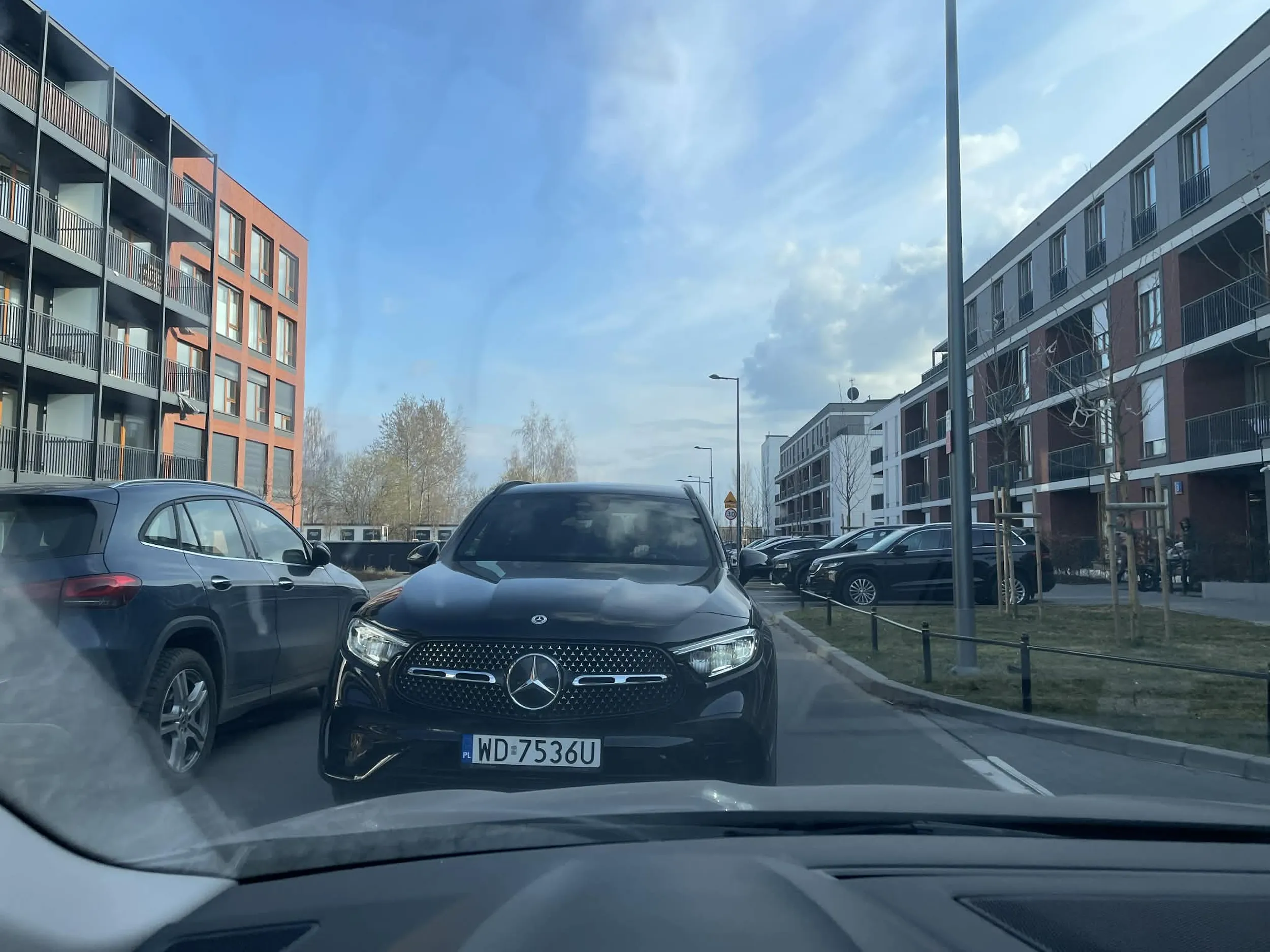 Jaki rodzaj ruchu mamy w Polsce? Podpowiedź dla nieuka - prawostronny! To znaczy, że samochody jeżdżą po prawej stronie jezdni, więc jak jesteś na nie swoim pasie jezdni np na ul. Holzera, i jedziesz na czołówkę z prawidłowo jadącym samochodem, to grzecznie cofasz aż możesz zjechać na swój pas i nie blokujesz przejazdu prawidłowo jadącym samochodom. Poczytaj sobie kodeks drogowy.