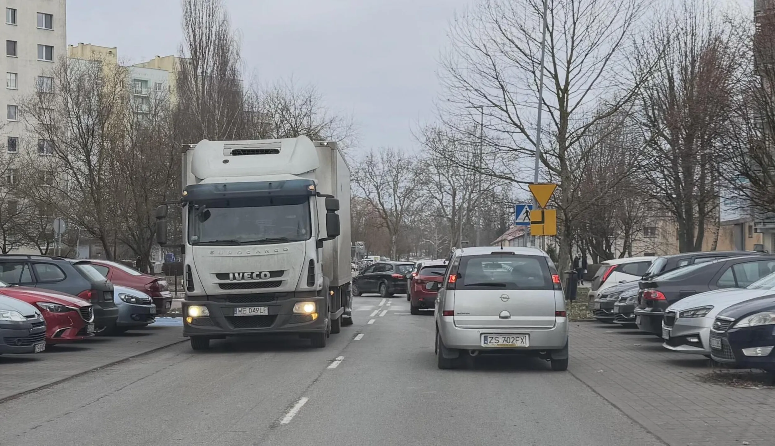 Niestety za wąskie przejście dla pieszych, bo tak to zamiast blokować ruch przy skrzyżowaniu bezpośrednio przed przejściem dla pieszych, to bym blokował cały chodnik i całe przejście, ale może w innym miejscu dam radę!