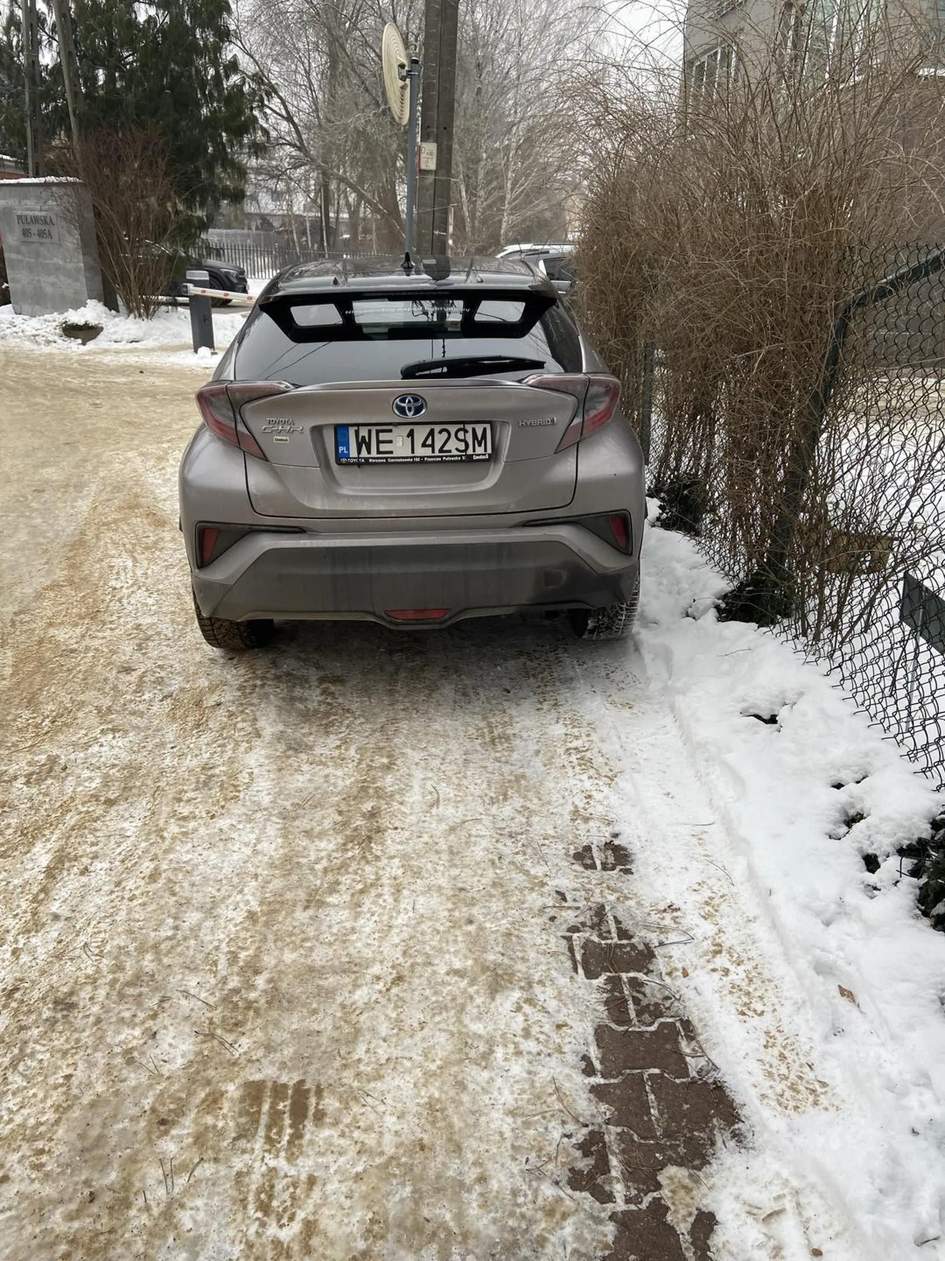Parkuje na samym środku chodnika, także trzeba wyjść na ulicę żeby już móc iść dalej