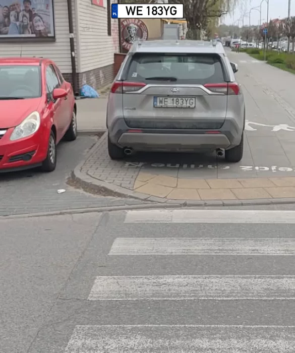 Wreszcie mi się cos fajnego trafiło, bo mnie prawie typ rozjechał. Art 26 i art 49 pord. Zgłoszone. Nawet widać tyl głowy