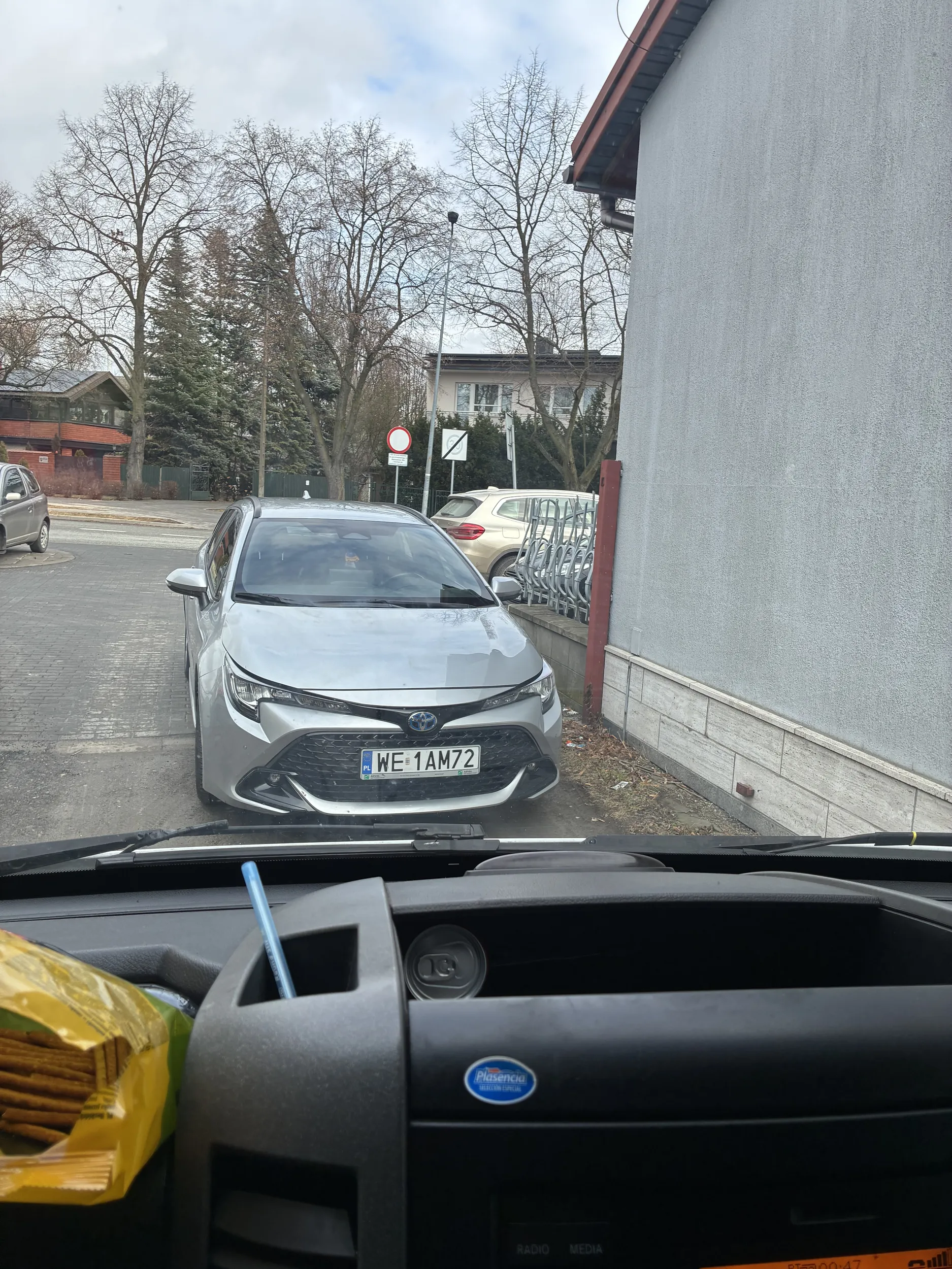 Pogratulować parkowania i zastawiania bramy…