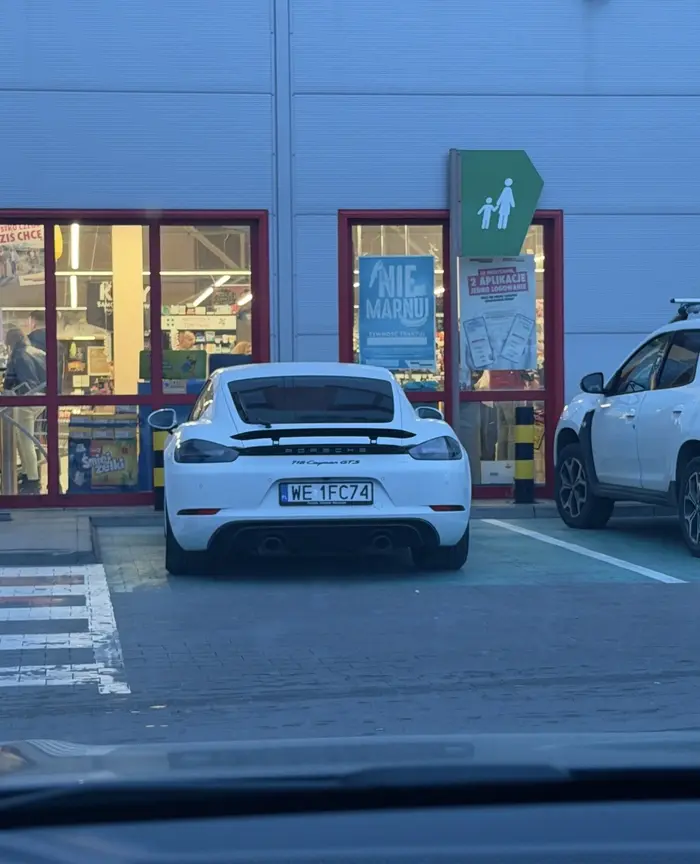 Typowy wiesniak przyjechal sam, zajmuje miejsca dla rodziny