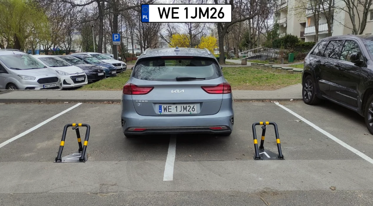 No nie wiem ale chyba żaba parkowała... przecież się nie rozdwoje. 