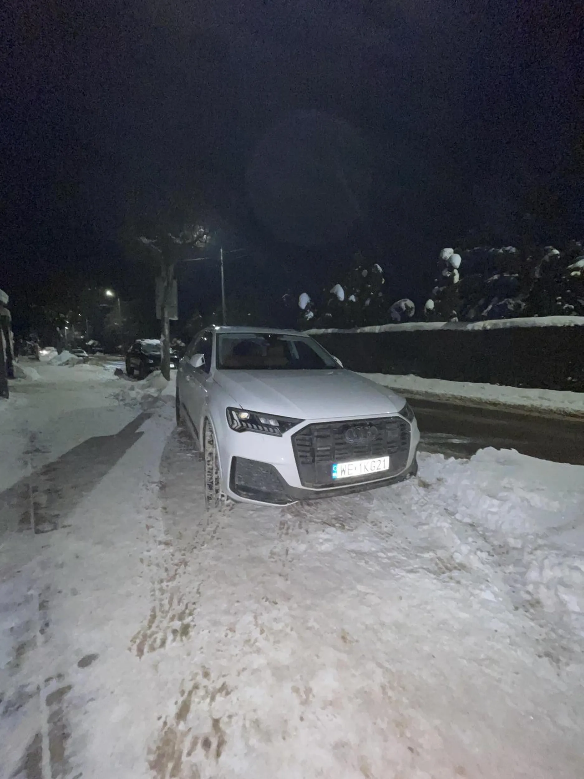 Piękne parkowanie na środku  hodnika