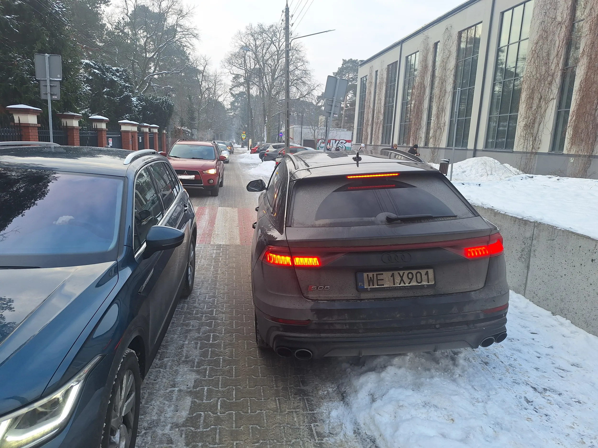 Z dużą prędkością wjechał w jednokierunkową ulice pod zakaz wjazdu blokując totalnie ruch pod szkołą o 7.55 rano. Spowodował korek. Nie wycofał i bezczelnie zaparkował przed przejściem dla pieszych na chodniku blokując wszystkie dzieci wysiadające do szkoły.