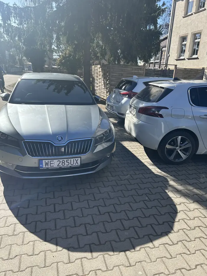 Zastawił pojazdy zaparkowane prawidłowo pod szkołą i nie chce przeparkowac tego złoma