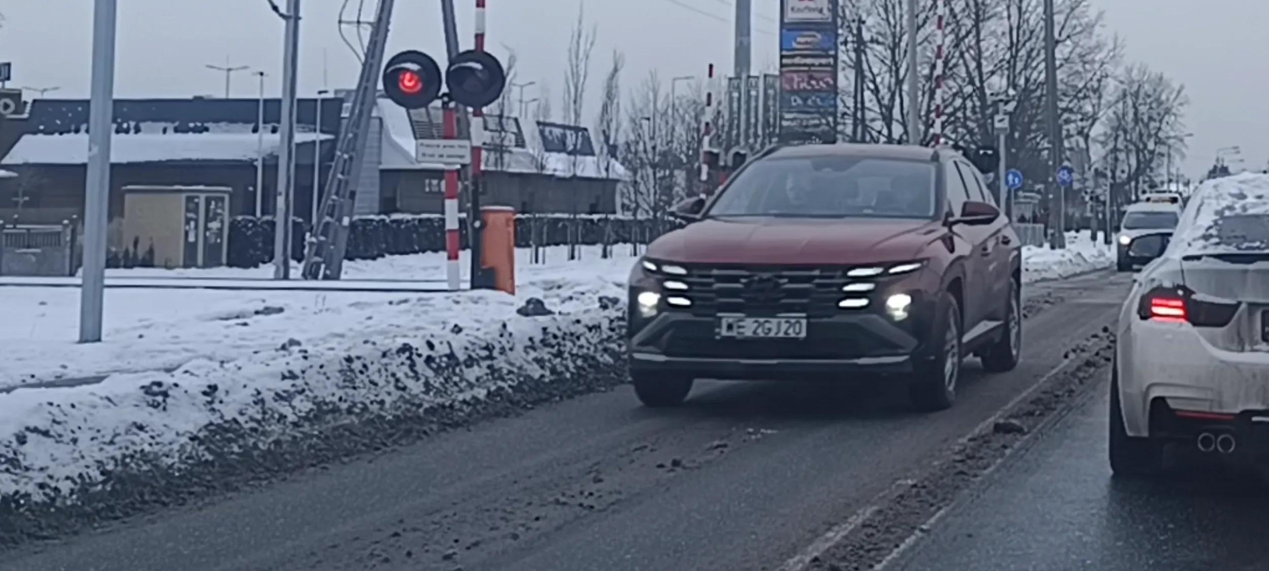 Babszczur za kierownicą wjechał na czerwonym sygnalizatorze za szlaban na przejeździe kolejowym w Piastowie. Mam nadzieję że szlaban uszkodził jej dach.