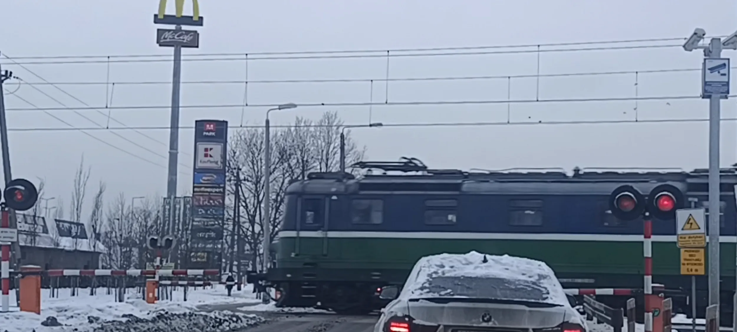 Babszczur za kierownicą wjechał na czerwonym sygnalizatorze za szlaban na przejeździe kolejowym w Piastowie. Mam nadzieję że szlaban uszkodził jej dach.