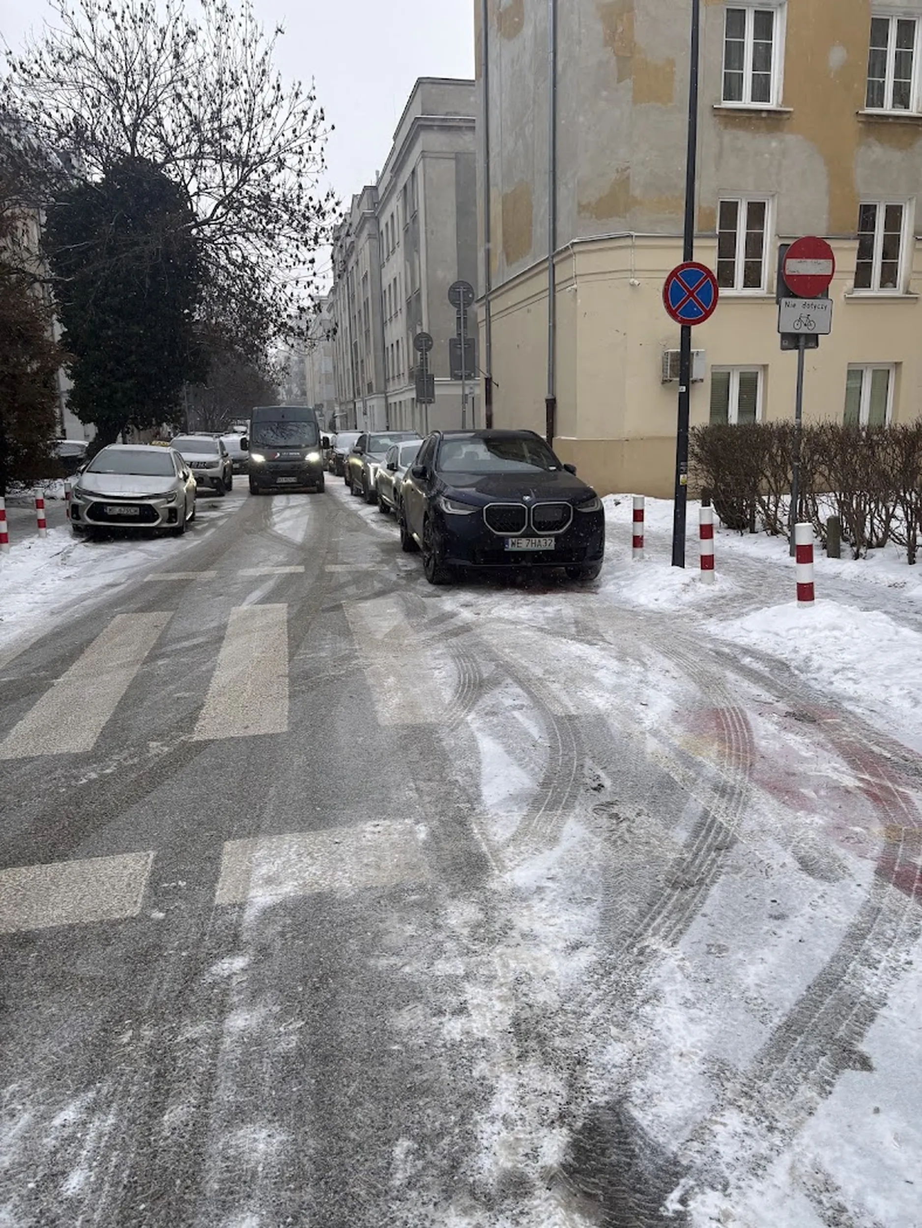 Warszawa, ul. Artura Grottgera. Przez Panią ( wiek około 50 ) z BMW prawie doszłoby do tragedii. Zauważyłem w ostatniej chwili dziecko idące do szkoły, które przechodziło przez pasy. Było totalnie niewidoczne zza BMW ( marka tutaj nie jest przypadkiem jak się okazało ). Zwróciłem Kobiecie uwagę, żeby przestawiła samochód bo stwarza zagrożenie dla dzieci idących do szkoły. W towarzystwie swojego dziecka kazała mi cyt. "Wypier**lać i zająć się sobą". Później zorganizowała niesamowitą szopkę połączoną z nagrywaniem mnie i odgrażaniem się. Zachowanie owej kobiety skandaliczne. Sprawa zgłoszona na straż miejską ze zdjęciem oraz nagraniami z kamery w samochodzie.