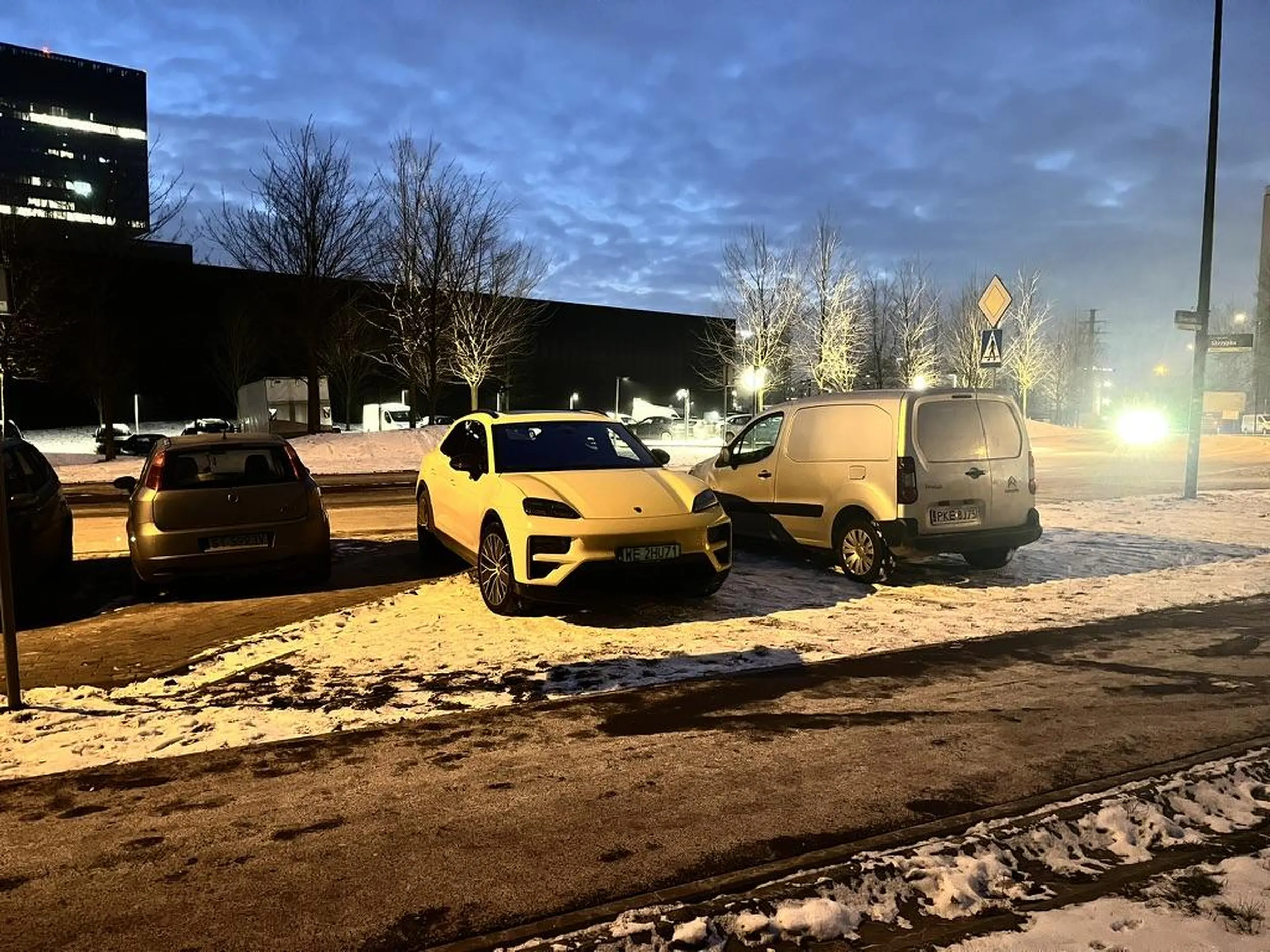 Typ zaparkował pod jakimś zlotem gołembiorzy zajmując chodnik i trawnik. Wstyd.