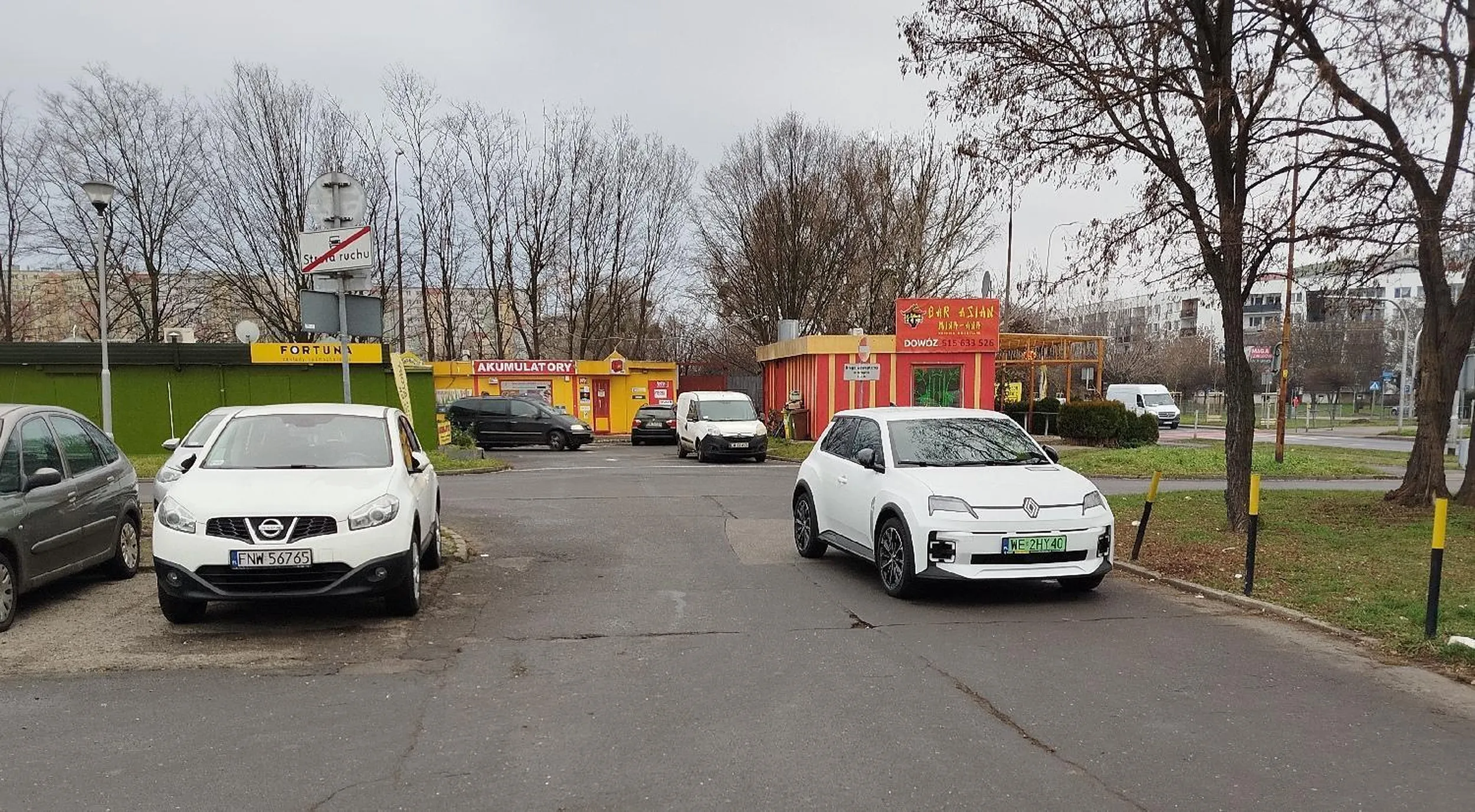 Nowy przepis w kodeksie: elektryk może parkować na wjeździe na parking.