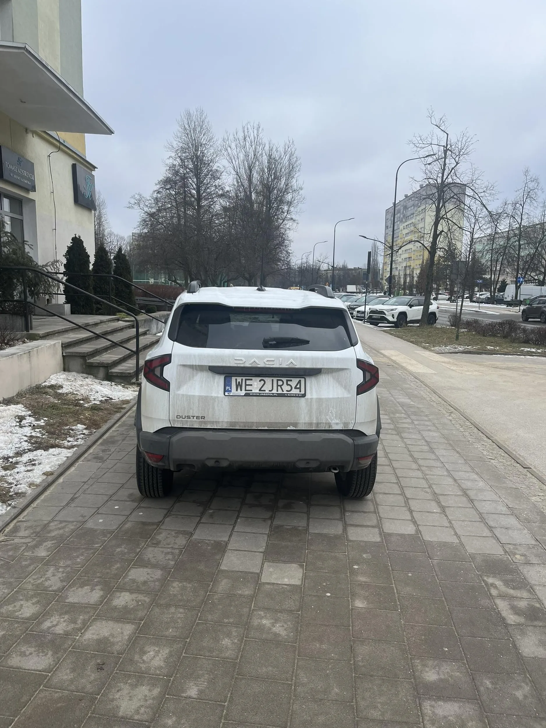 Dla kierowcy środek chodnika to nowy parking.