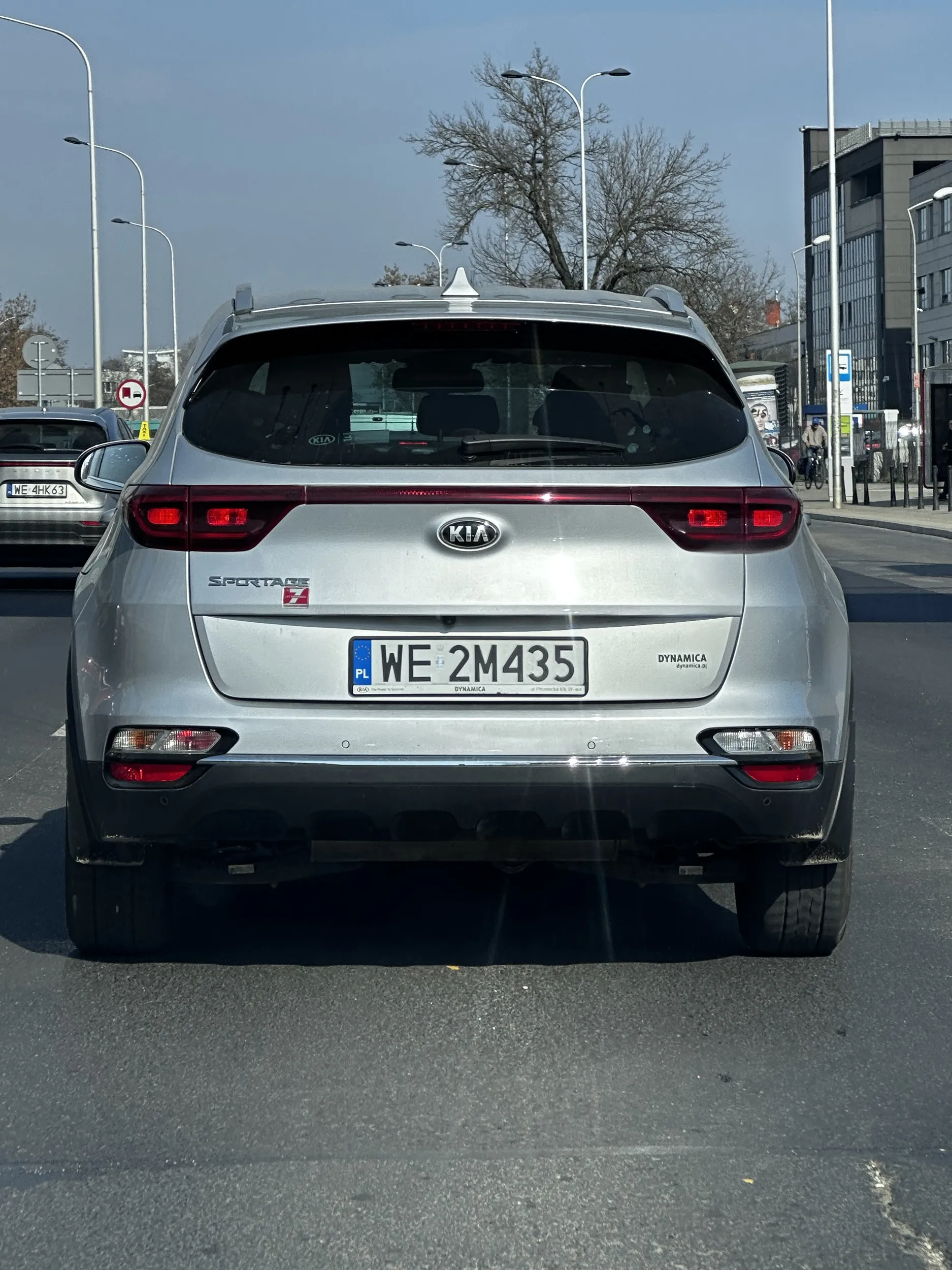 Ty warszawska blondynko!!! Jak nie umiesz jeździć to win do garów i komunikacji miejskiej!!! 3 razy ci.po nie potrafiłaś zmienić bezpiecznie pasa ruchu!!! 3 razy o mało nie spowodowałaś kolizji!! Jak moża być tak zrytą osobąi nie patrzeć w lusterka!!! Współczuję pasażerom jazdy z takim niebezpiecznym bezmózgiem!!!!