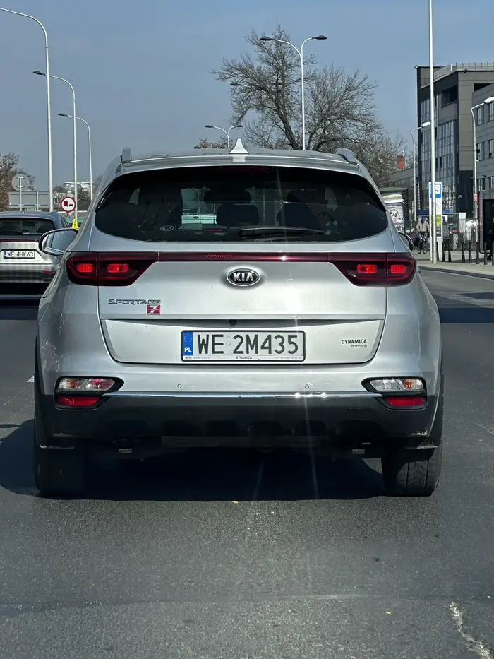 Ty warszawska blondynko!!! Jak nie umiesz jeździć to win do garów i komunikacji miejskiej!!! 3 razy ci.po nie potrafiłaś zmienić bezpiecznie pasa ruchu!!! 3 razy o mało nie spowodowałaś kolizji!! Jak moża być tak zrytą osobąi nie patrzeć w lusterka!!! Współczuję pasażerom jazdy z takim niebezpiecznym bezmózgiem!!!!