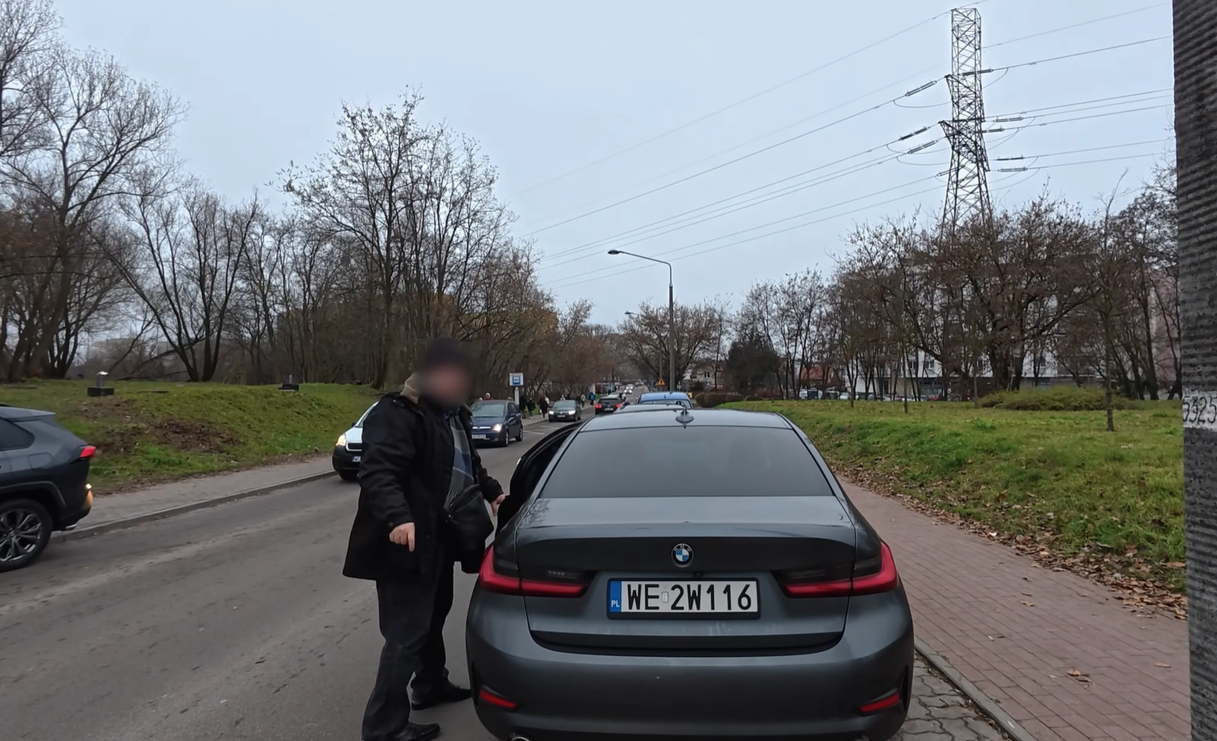 Baran parkuje na chodniku, wyzywa pieszych i grozi pobiciem ("Uważaj, bo w ryja dostaniesz i będziesz leżał") Źródło: film na YT "Coś się kończy, coś zaczyna (Bazarek - Odc. 8)"