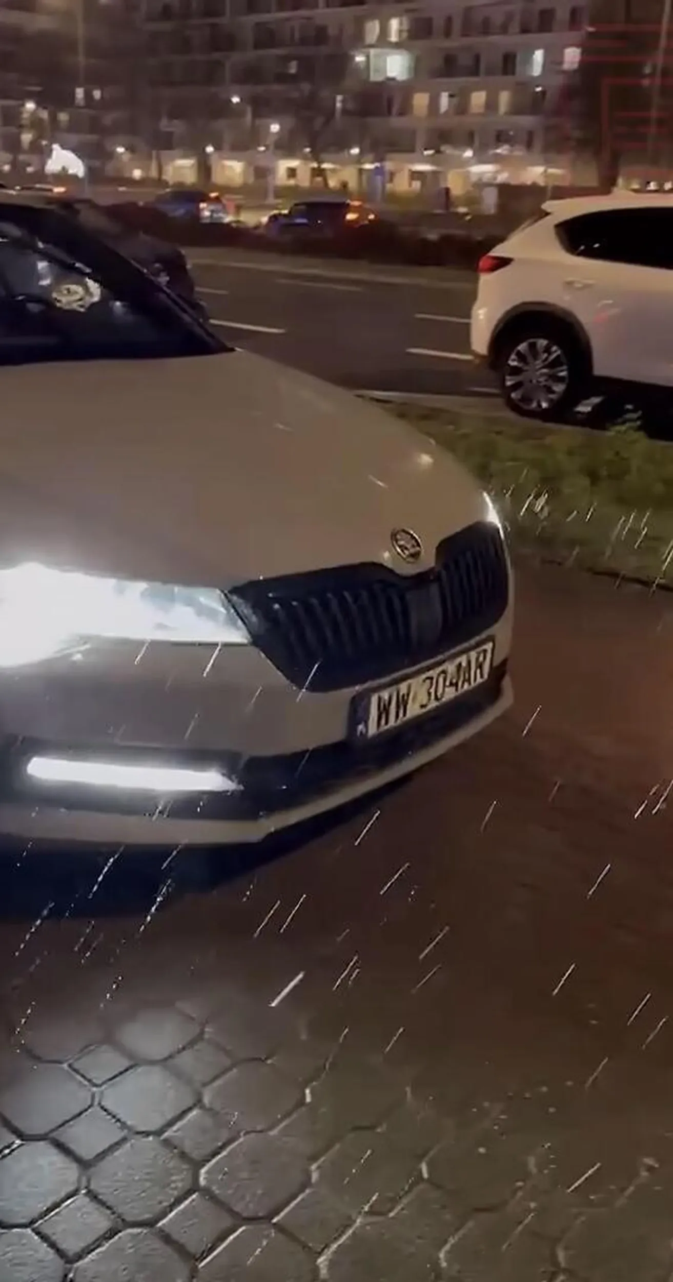 Pan jeździ po chodniku