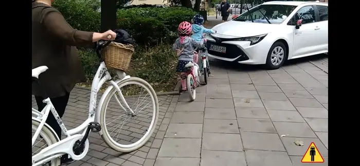 Blokuje chodnik tak że się nie da przejść