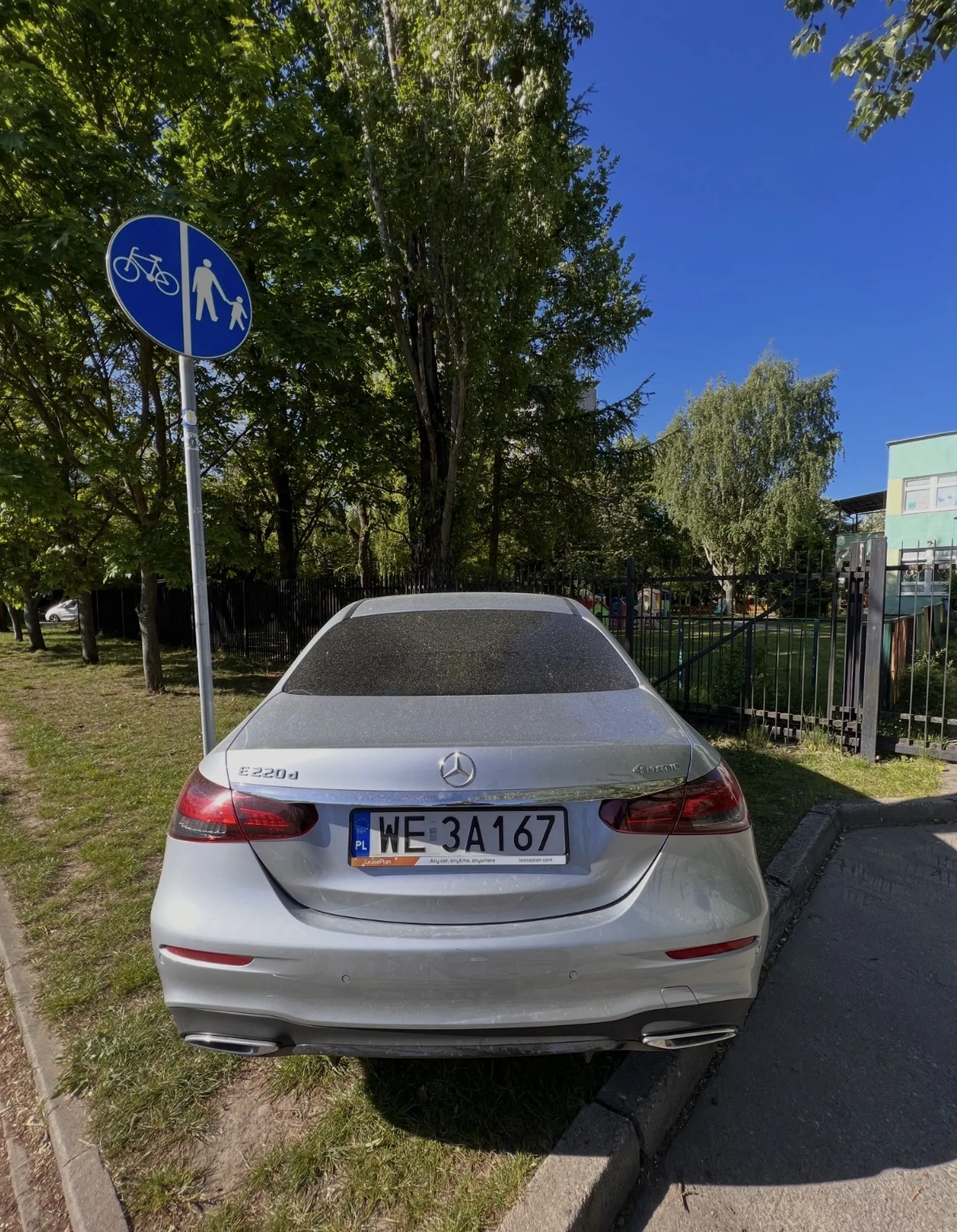 Parkuje na trawie bo musi wjechać jak najbliżej żłobka.