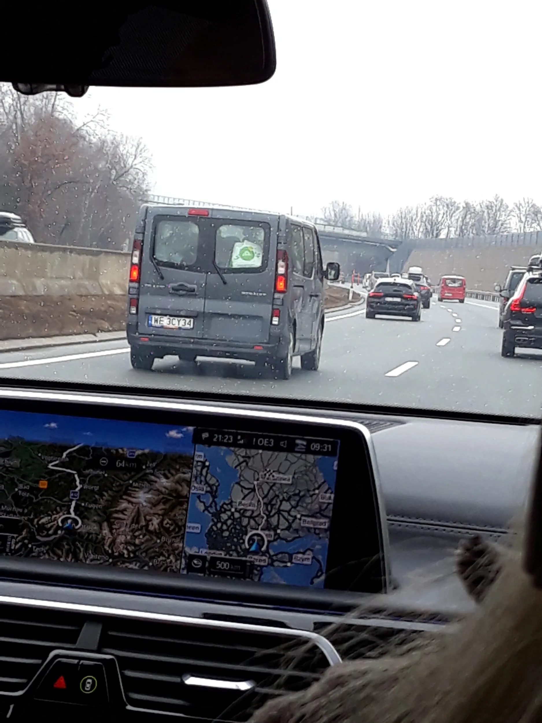 Chcial doprowadzic do kontaktu na Austriackiej autostradzie, wcinajac sie z prawego pasa pod auto wioząc przy tym pasazerow urazony wyprzedzeniem obudzil sie w nim duch rajdowca, zdjecie zrobione pozniej