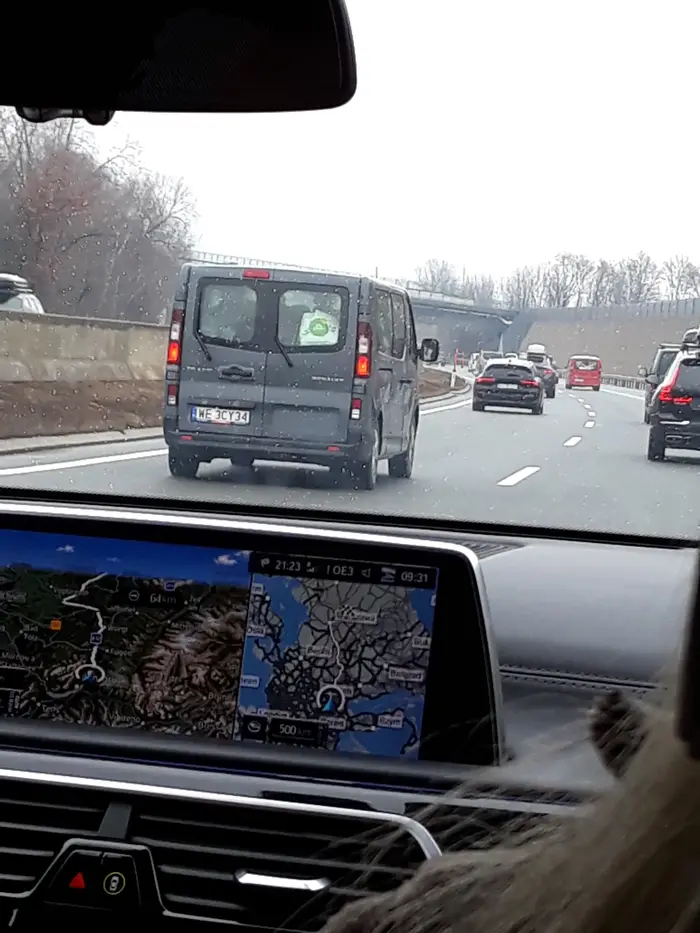 Chcial doprowadzic do kontaktu na Austriackiej autostradzie, wcinajac sie z prawego pasa pod auto wioząc przy tym pasazerow urazony wyprzedzeniem obudzil sie w nim duch rajdowca, zdjecie zrobione pozniej