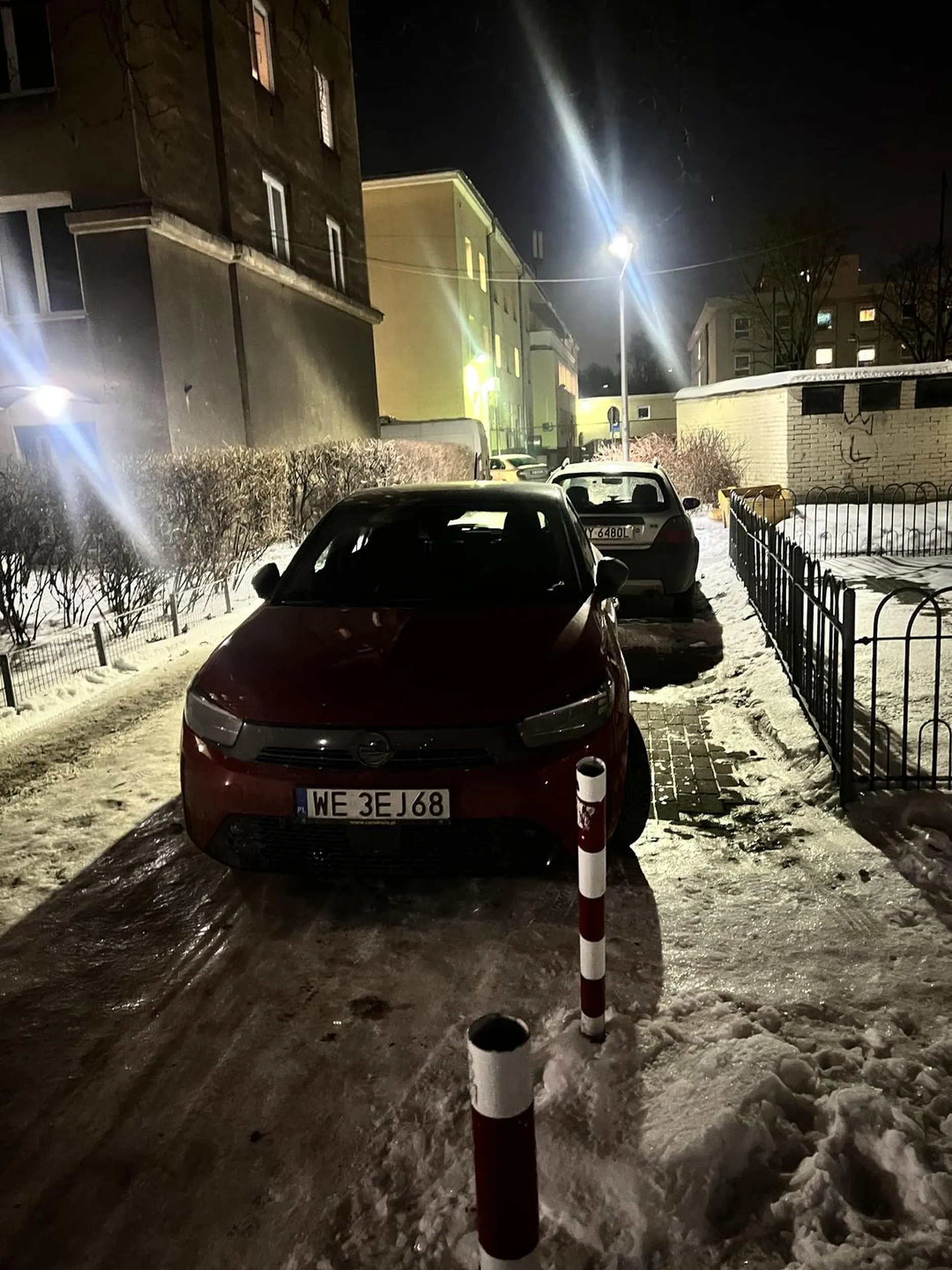 Pani chyba niekoniecznie dobrze się czuje. Blokuje przejazd, a po zwróceniu uwagi idzie dalej i krzyczy, że ona od lat tam przyjeżdża i może tu parkować.