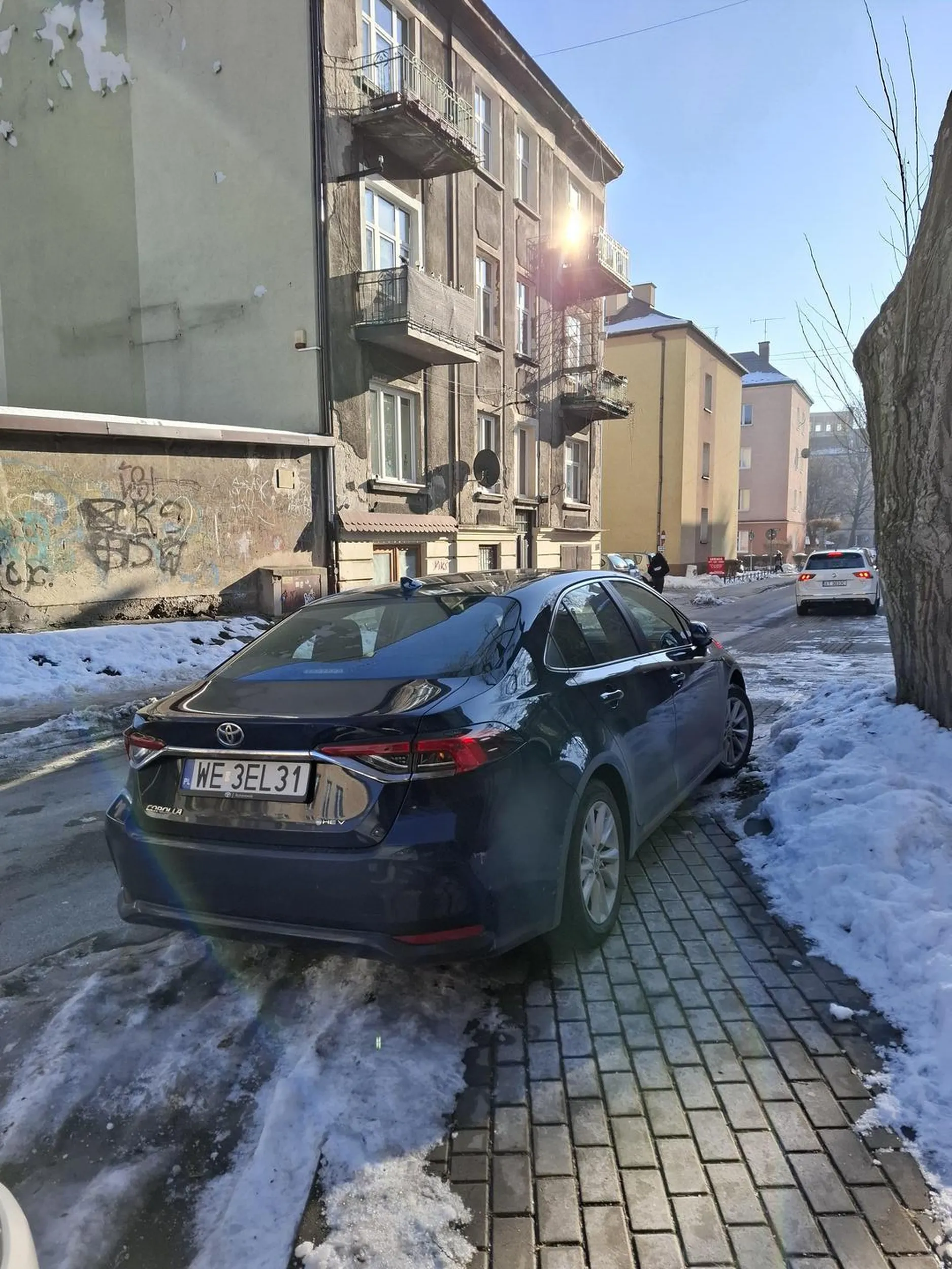 Paniusia, która ma gdzieś przepisy i pieszych, parkuje na całej szerokości chodnika