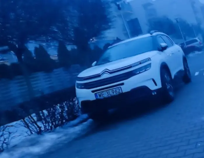 Auto permanentnie parkuje na zakazie w strefie zamieszkania.