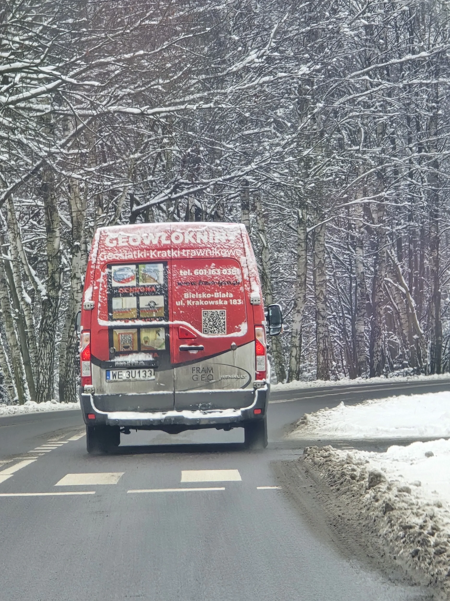 Kierowca nie ma pojęcia jak działają ronda, nawet nie spojrzał w lewo tylko odrazu wjechał mi pod maske, dobrze że mam dobre hamulce...