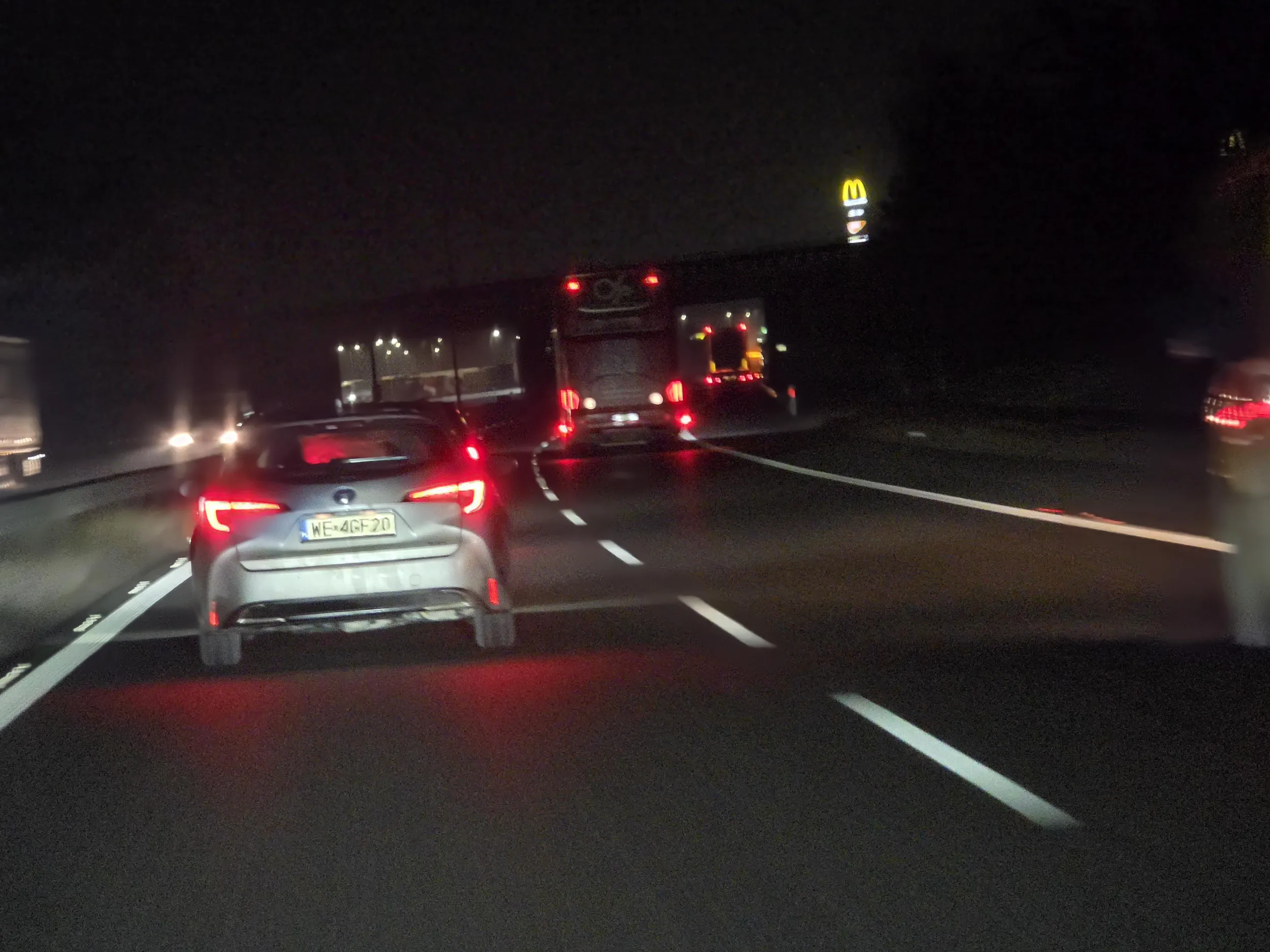 Typowy kierowca samochodu służbowego - szybko i bez zwracania uwagi na innych kierowców. Zajeżdżanie drogi ma autostradzie, podjeżdżanie na zderzak i świecenie długimi. Dobrze, że na samochodzie jest takie duże logo firmy – można wysłać "pochwałę" do zarządu, jakiego mają kierowcę.