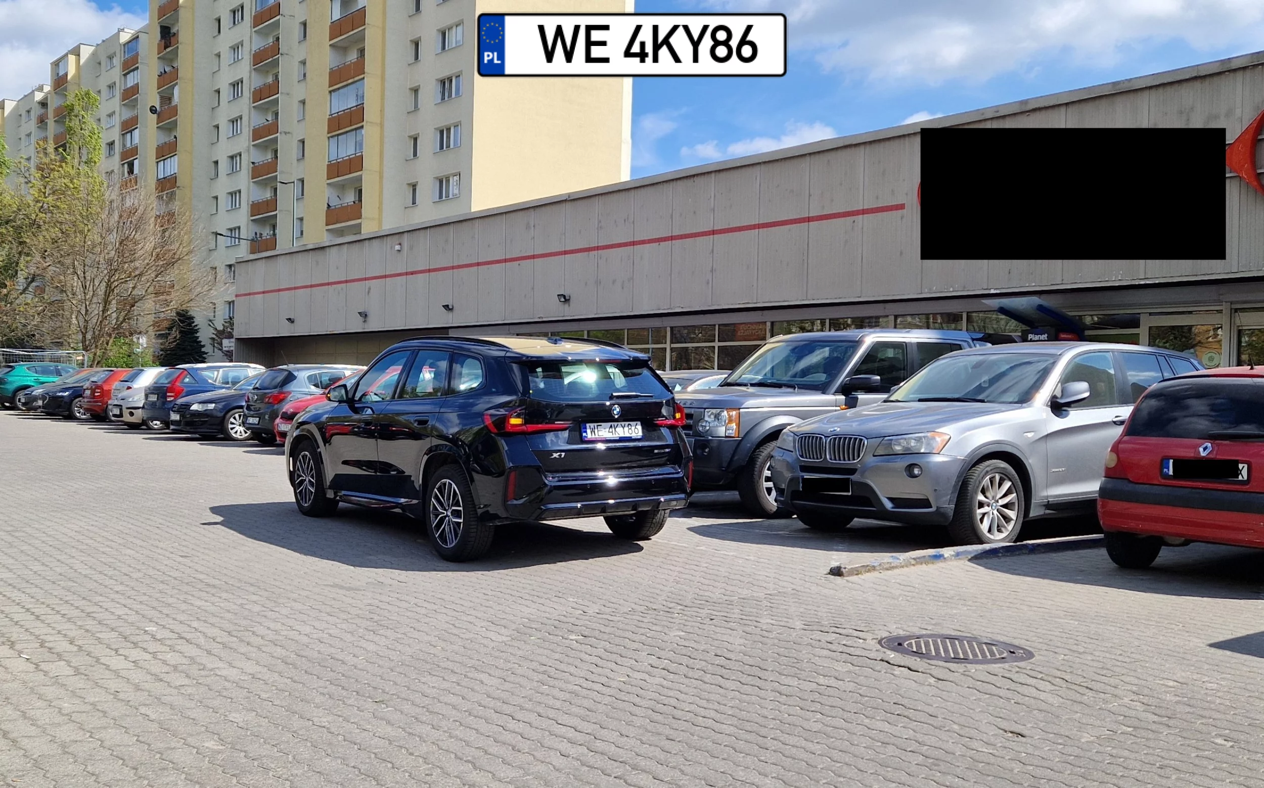 Włączył awaryjne i poszedł na zakupy. 4 samochody zastawił imbecyl.