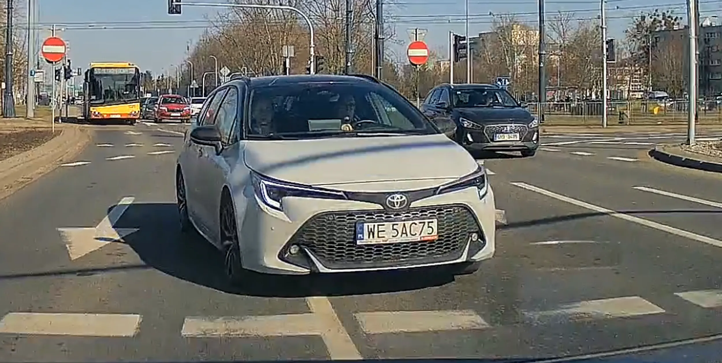 Zmienia pas na skrzyżowaniu, agresywnie przyspieszaja i nie wpuszcza kierowcy jadącego przepisowo.