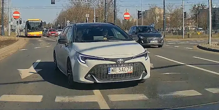 Zmienia pas na skrzyżowaniu, agresywnie przyspieszaja i nie wpuszcza kierowcy jadącego przepisowo.