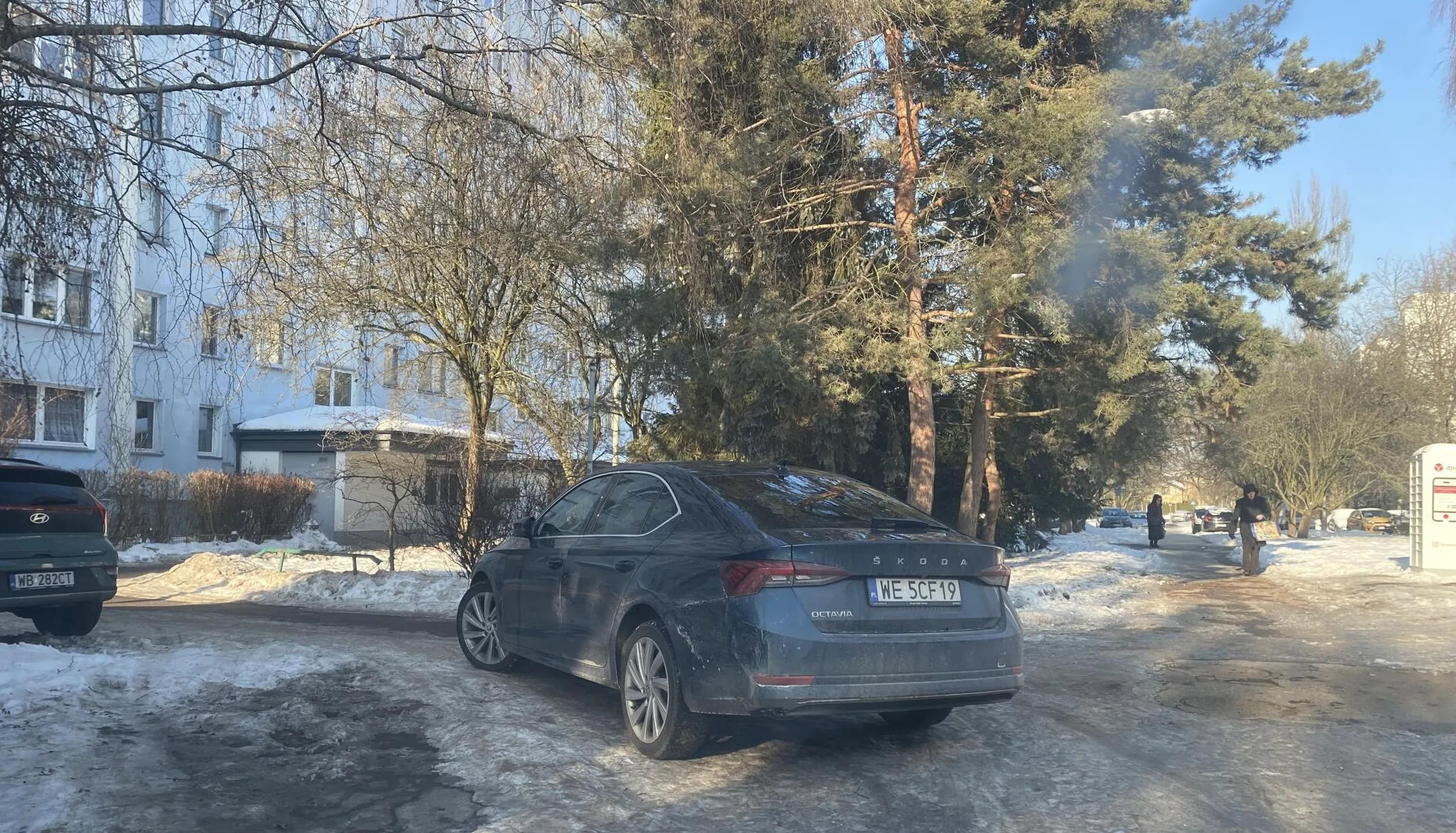 jak rozpoznac totalnego d3bila? po tym ze parkuje wlasnie tak, na srodku wyjazdu