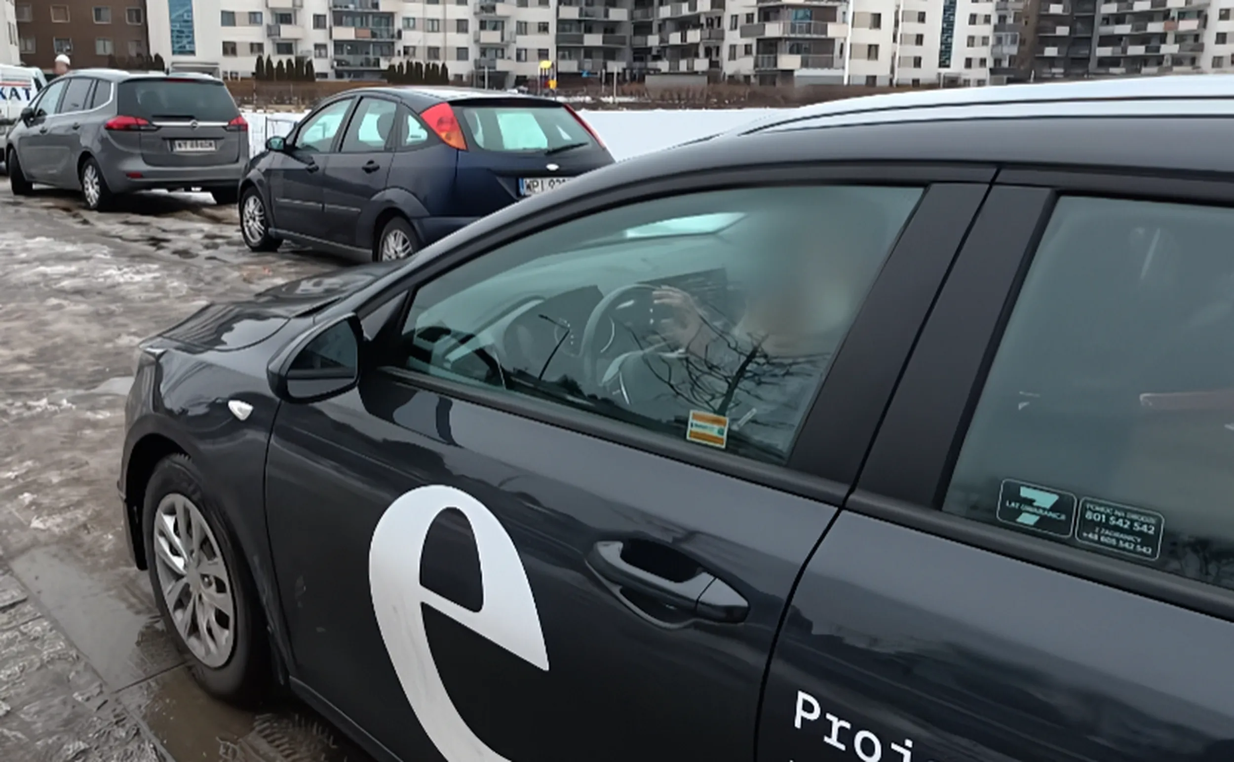 Kierowca jeździ po chodnikach nie patrząc przed siebie, w tym samym czasie rozmawiał przez telefon.