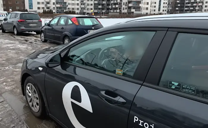 Kierowca jeździ po chodnikach nie patrząc przed siebie, w tym samym czasie rozmawiał przez telefon.