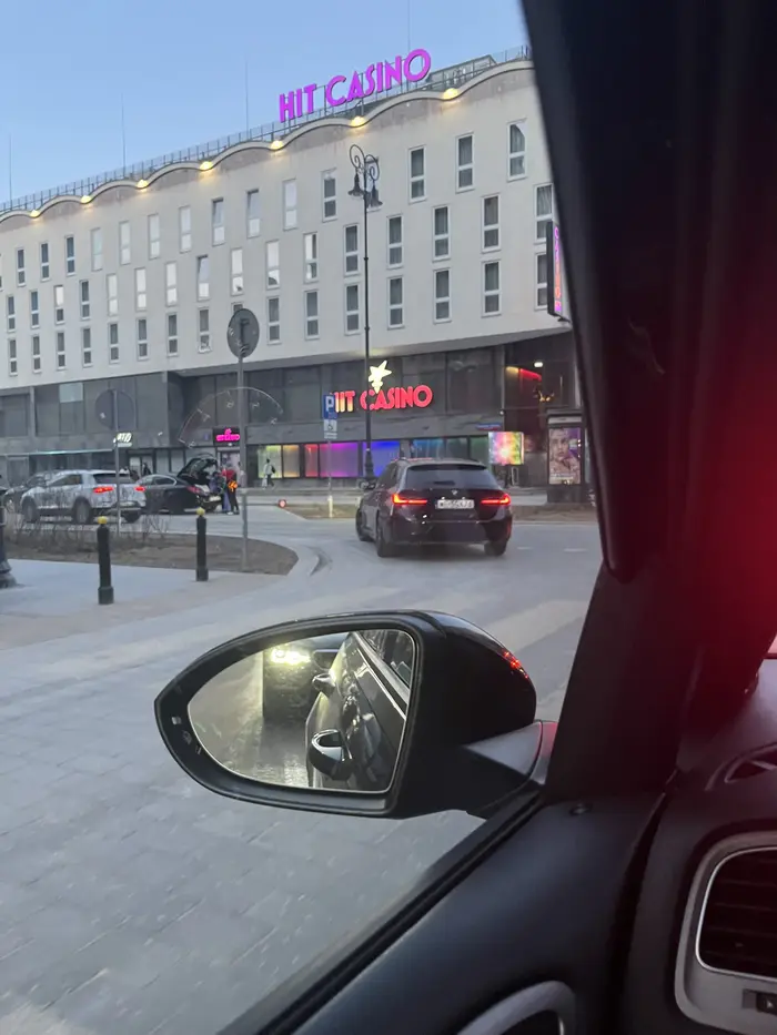 Po uderzeniu w lusterko uciekł z miejsca zdarzenia „bo tak się komuś spieszyło „ mam nadzieję że karma Cię za to dopadnie!