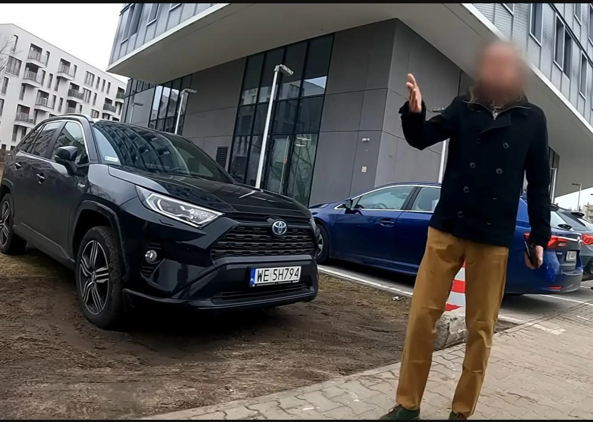 Lubi parkować na trawniku bo nie ma miejsca.