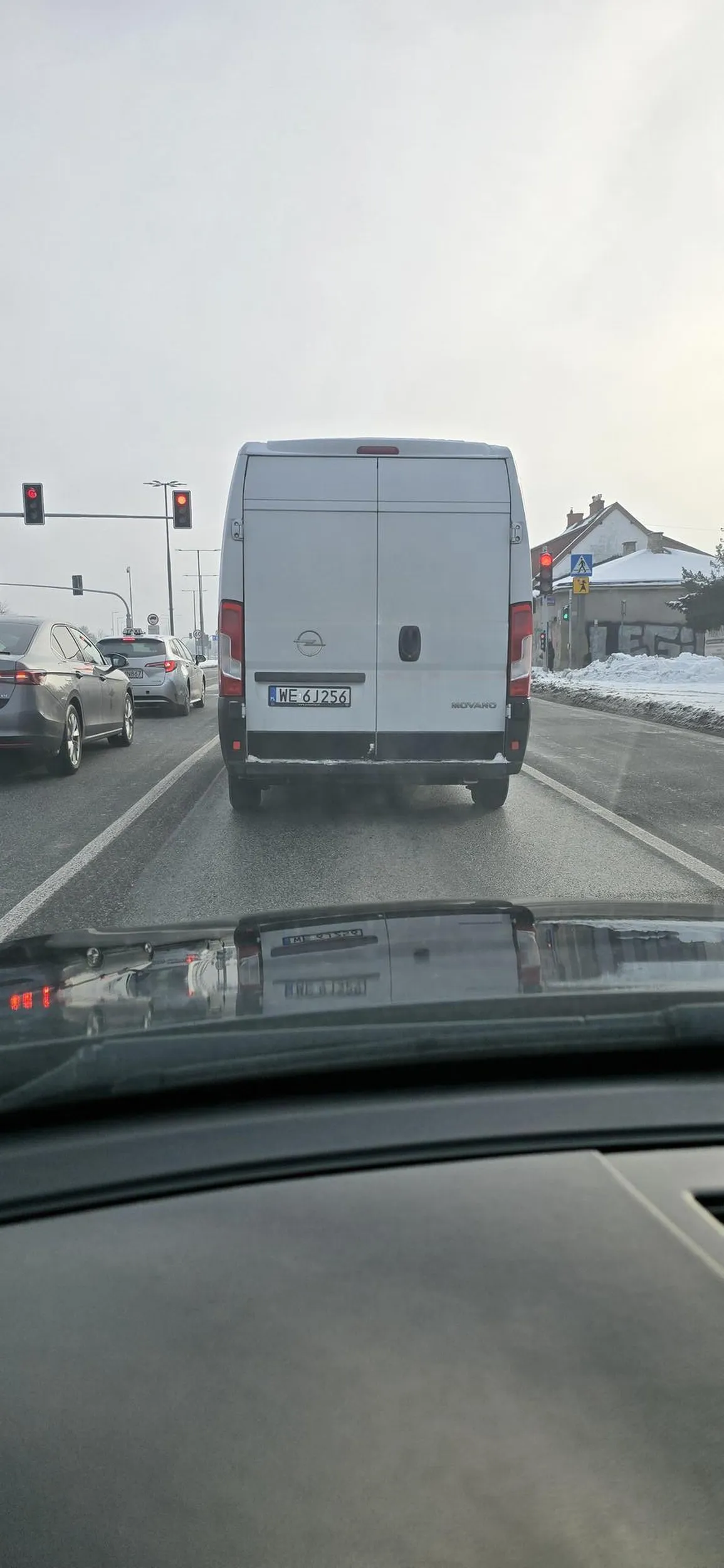 Kierowca dostawczaka przecina 2 pasy na raz bez patrzenia, stwarza ogromne zagrożenie na drodze, proszę uważać