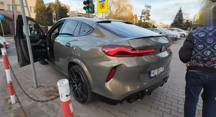 Uważajcie na gbura pozostawiającego stary szrot na chodniku. W dodatku stwrza przeogromne ryzyko utraty zdrowia a co gorsza zycia dzieciaków ponieważ jeździ wzdłuż po chodniku i po pasach!!!