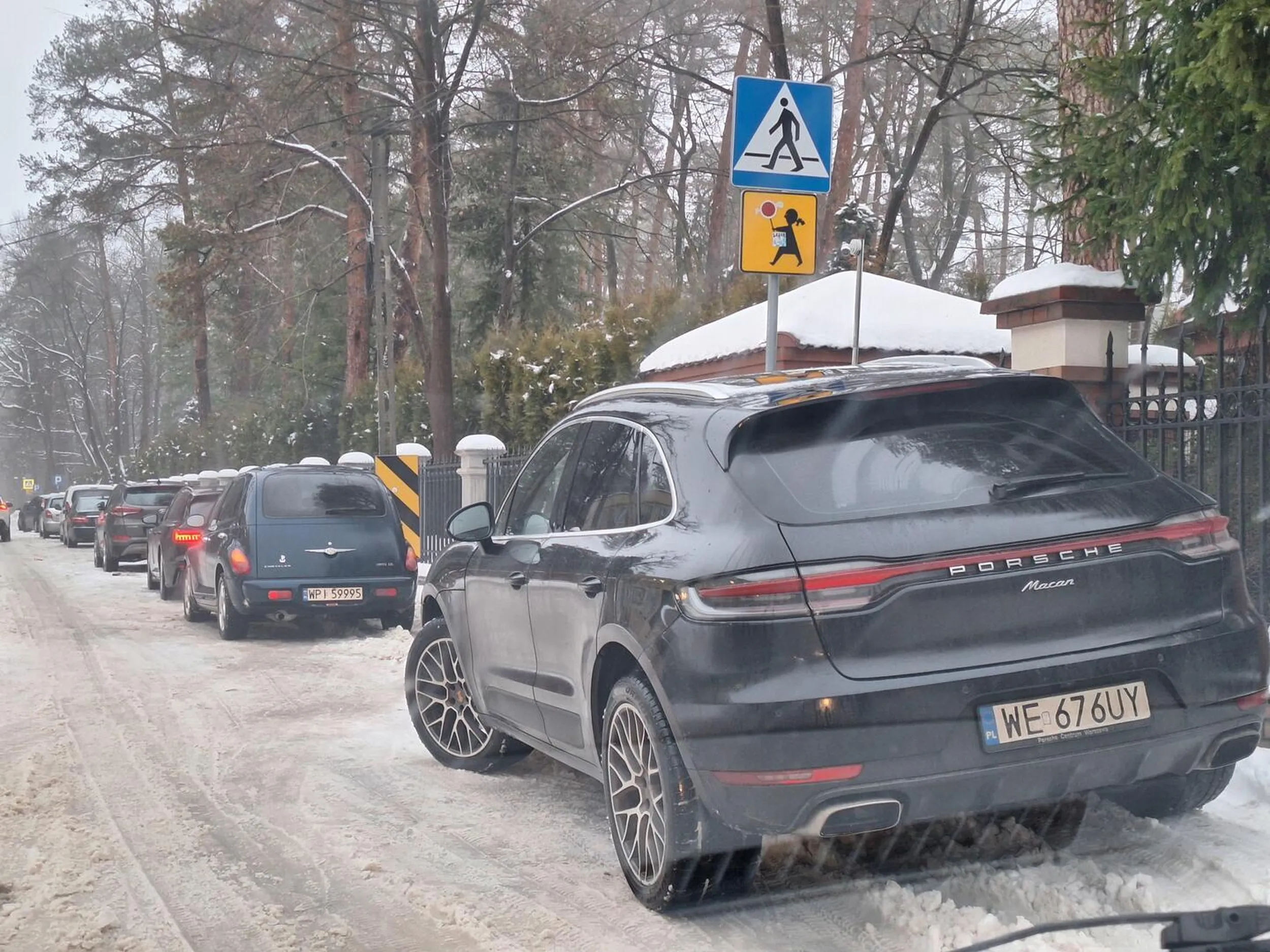 Parkuje na przejściu dla pieszych.
