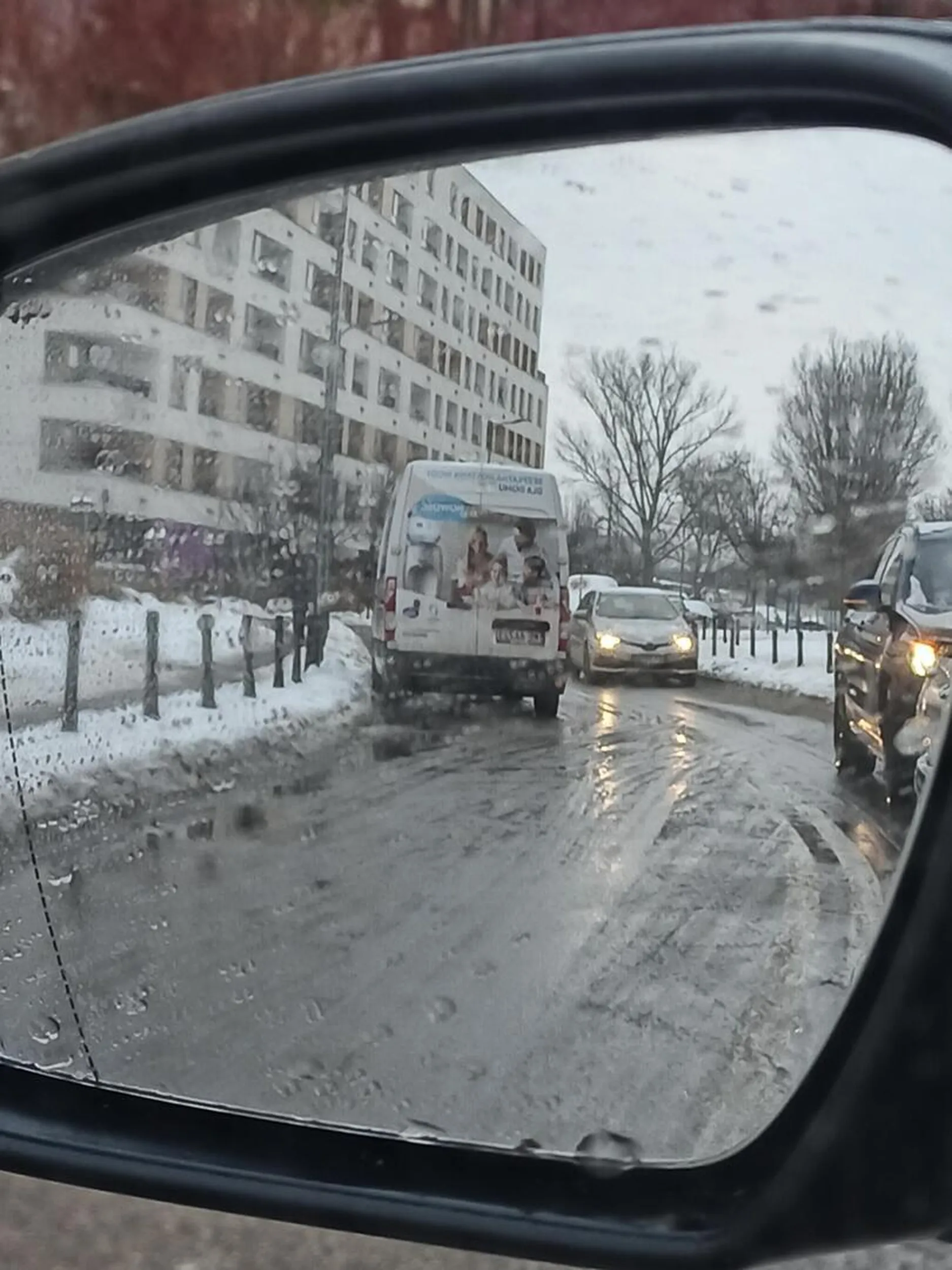 Parkuje blokując cały pas ruchu.